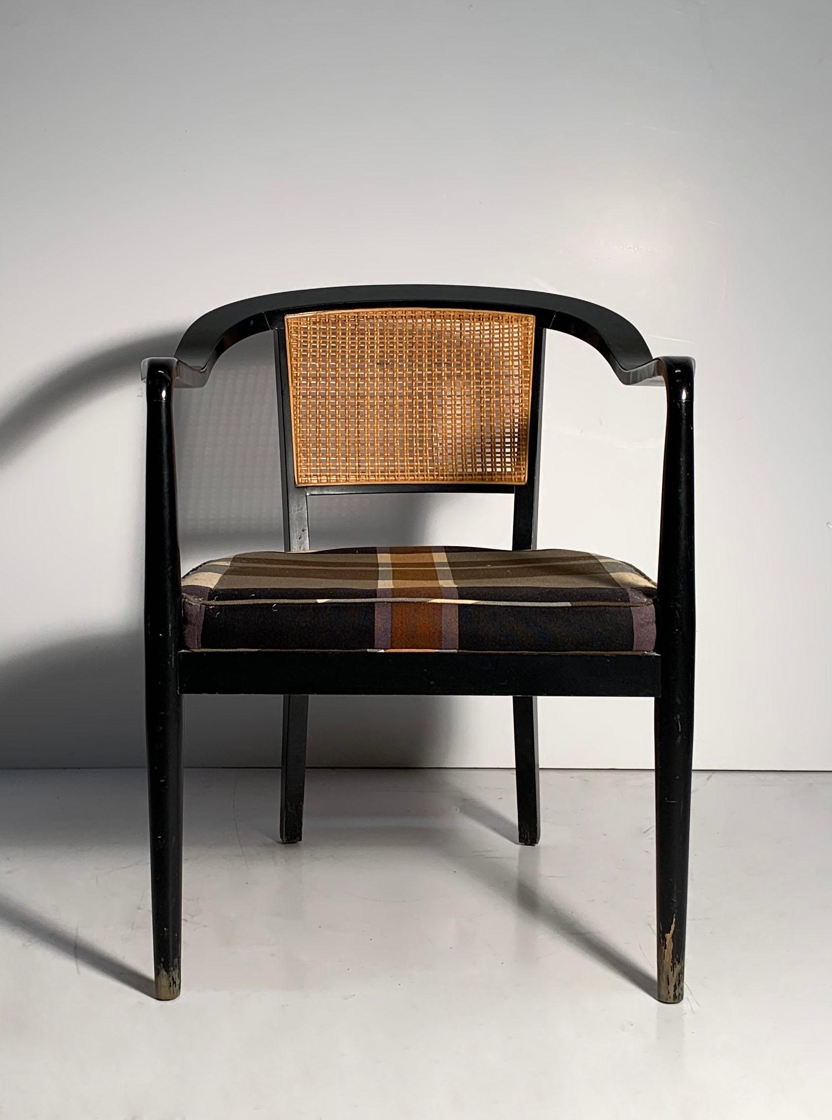 Paire de fauteuils vintage à dossier canné.

Un modèle similaire est apparu dans un Architectural Digest de 1954.