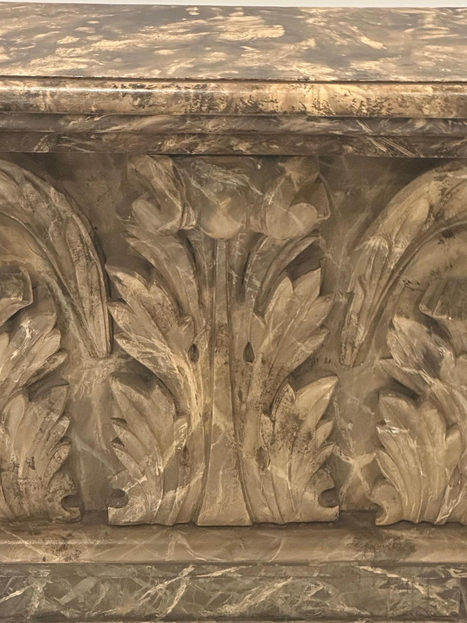 Eleganza della coppia di consolle vintage in legno intagliato a mano e marmorizzato in vendita 3