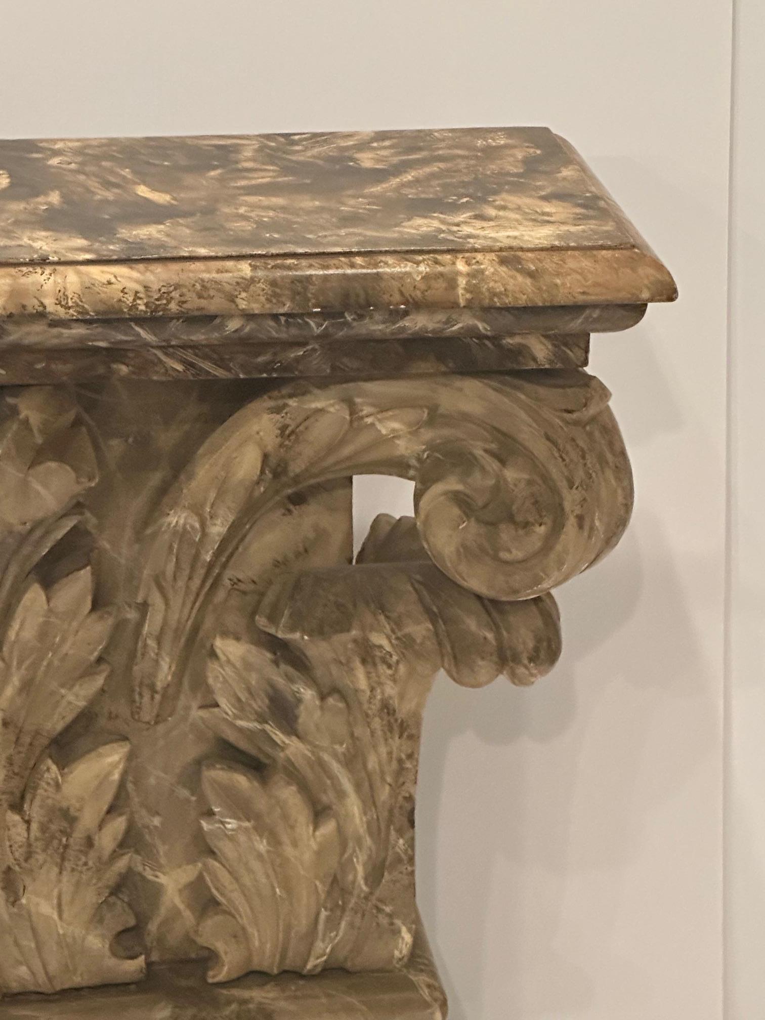Eleganza della coppia di consolle vintage in legno intagliato a mano e marmorizzato in vendita 6