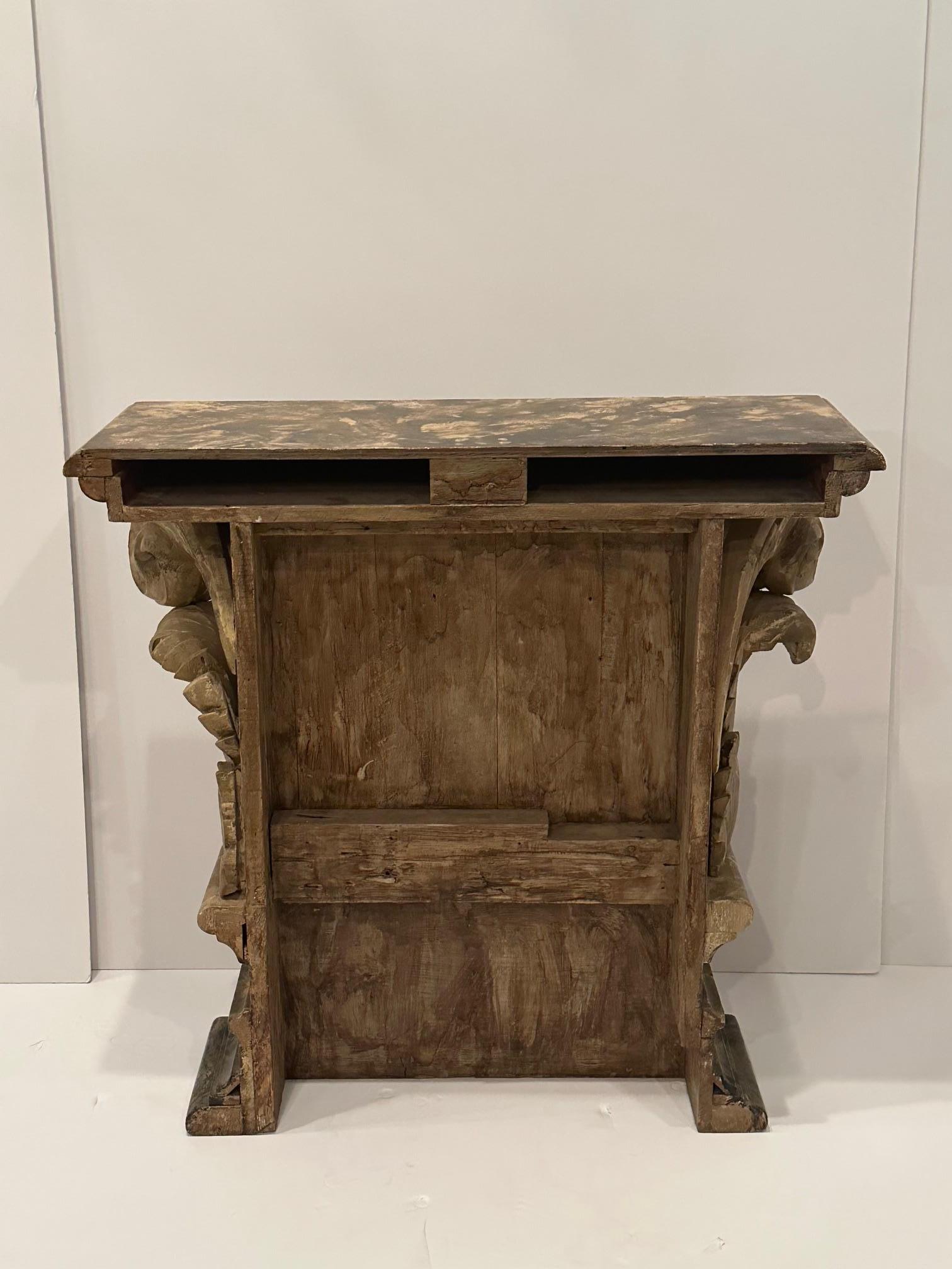 Eleganza della coppia di consolle vintage in legno intagliato a mano e marmorizzato in vendita 7