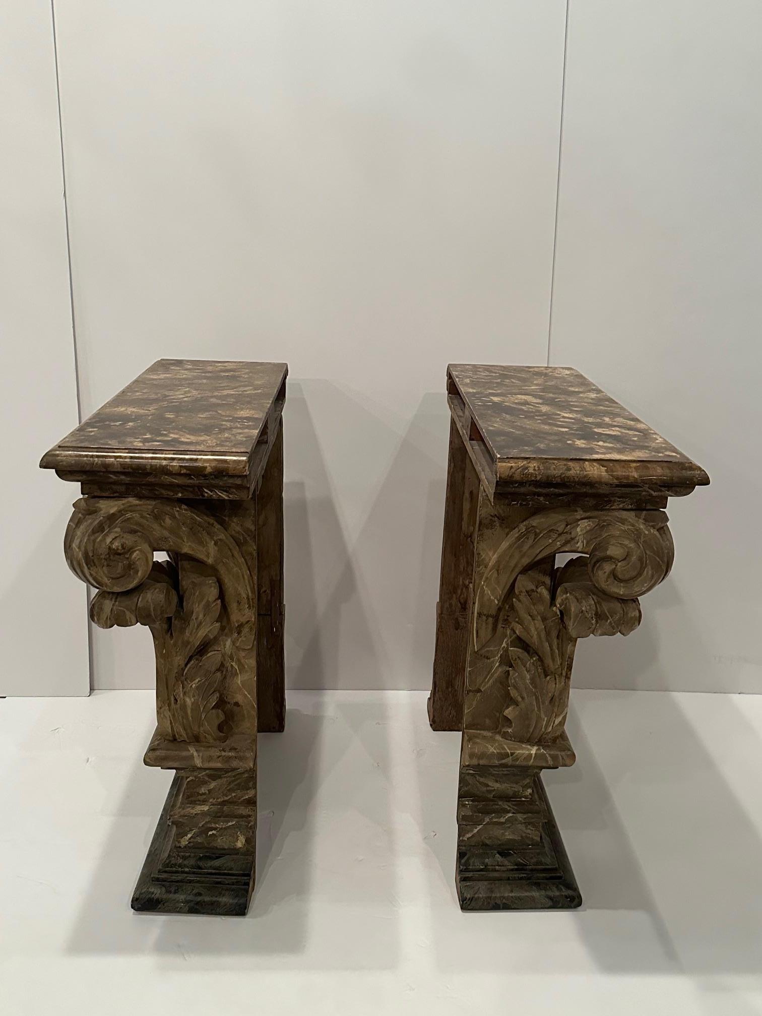 Metà XX secolo Eleganza della coppia di consolle vintage in legno intagliato a mano e marmorizzato in vendita