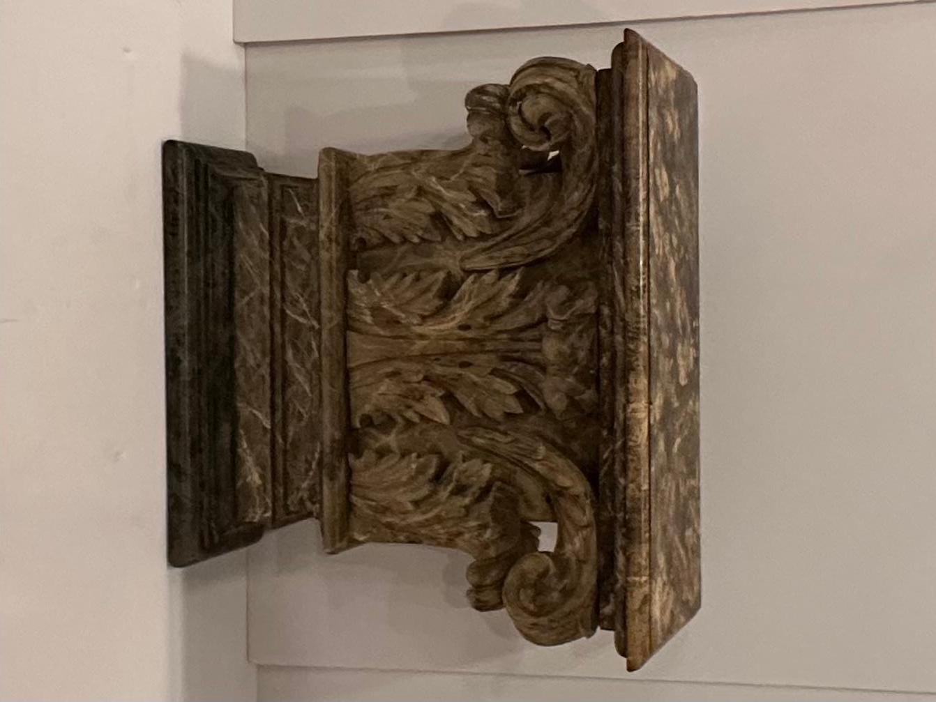 Eleganza della coppia di consolle vintage in legno intagliato a mano e marmorizzato in vendita 1