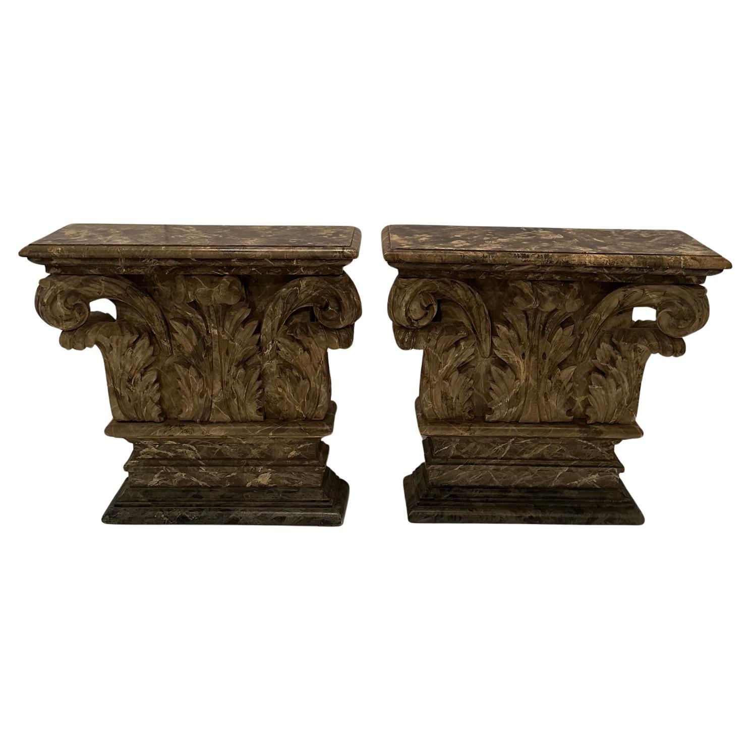 Eleganza della coppia di consolle vintage in legno intagliato a mano e marmorizzato in vendita