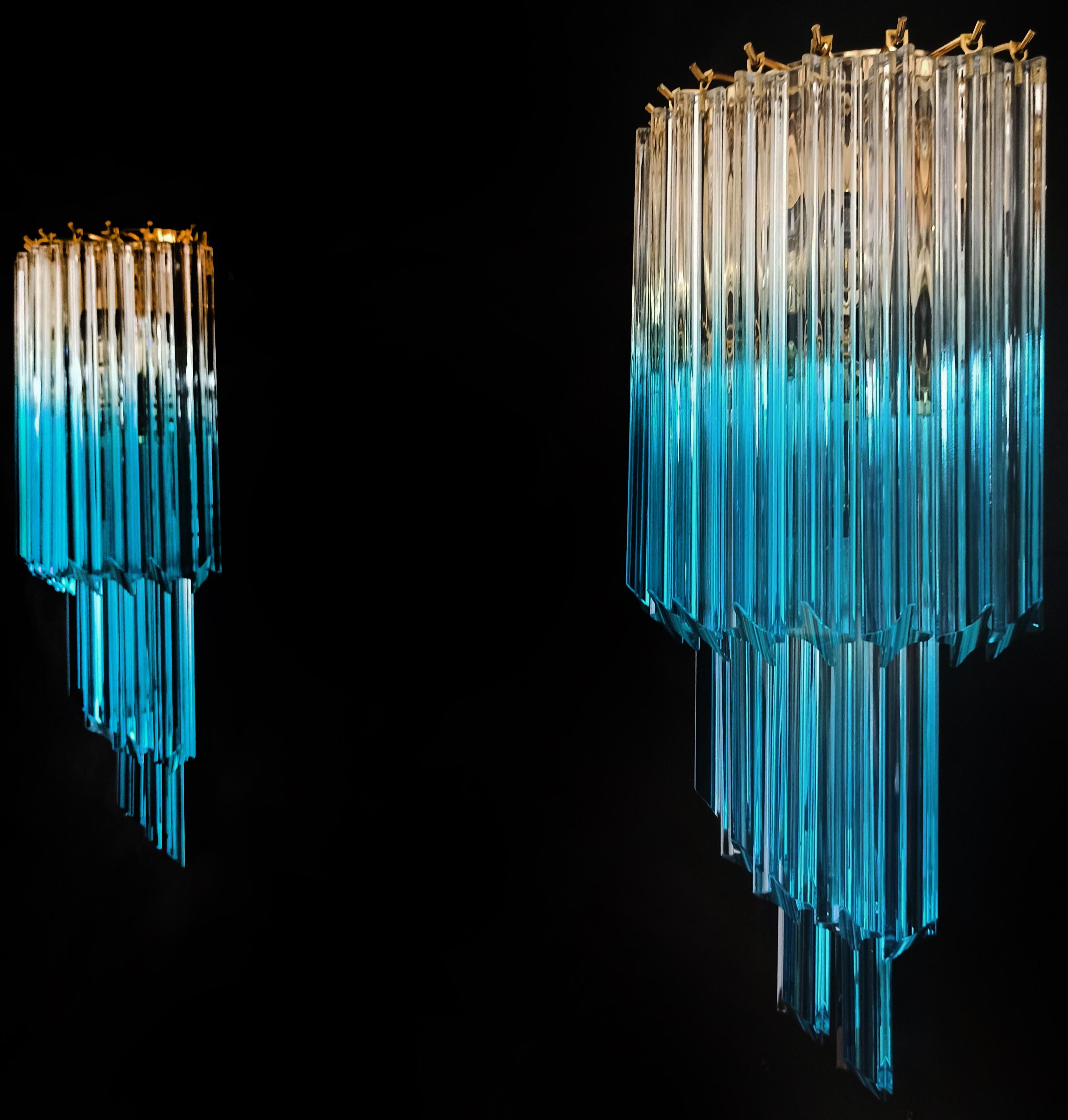 Elegant Pair of vintage Murano wall sconce - 32 quadriedri trasparent and blue For Sale 1