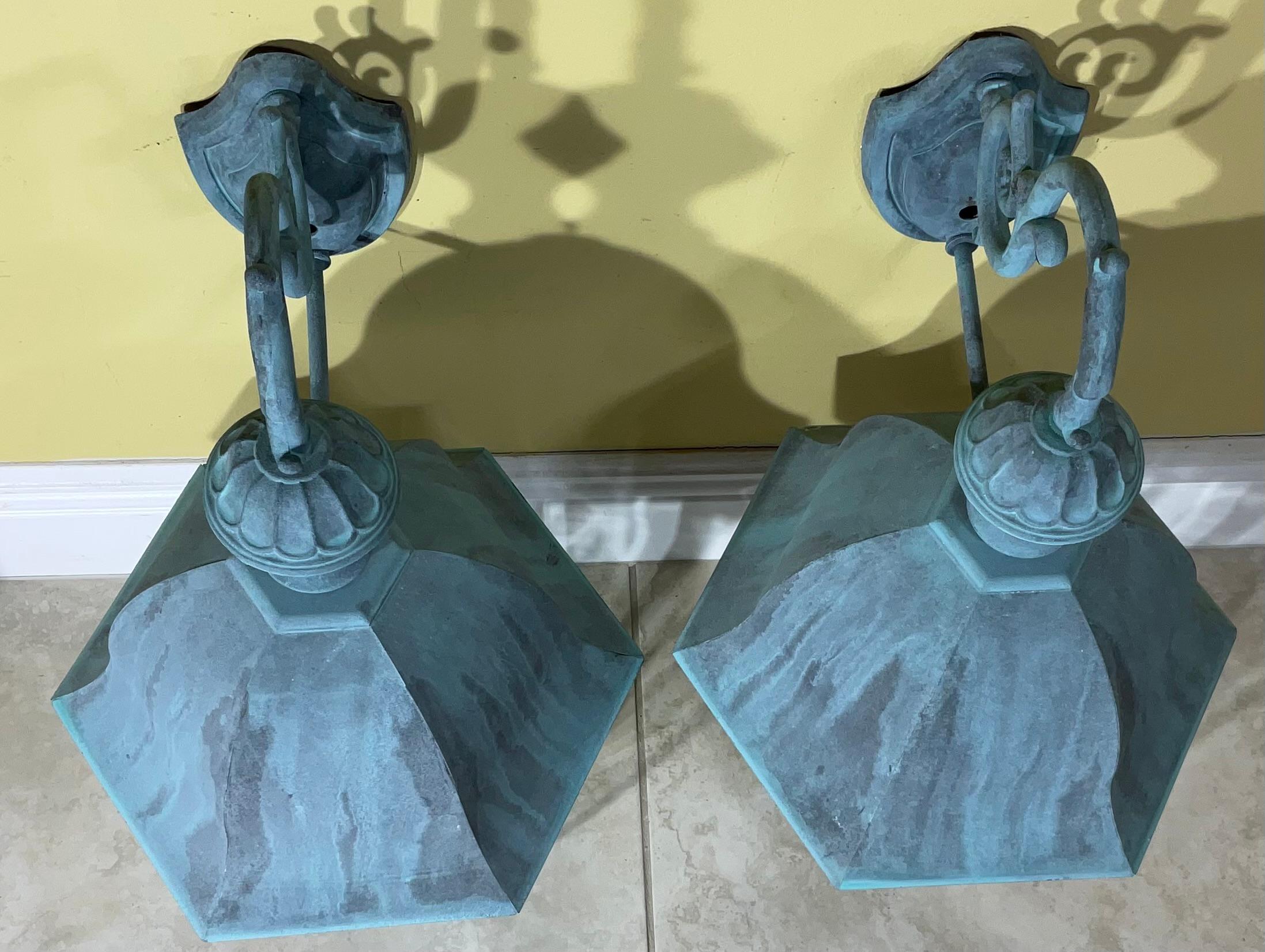 Elegant Pair Of Vintage Solid Brass Verdigris Patina Wall Lanterns In Good Condition For Sale In Delray Beach, FL