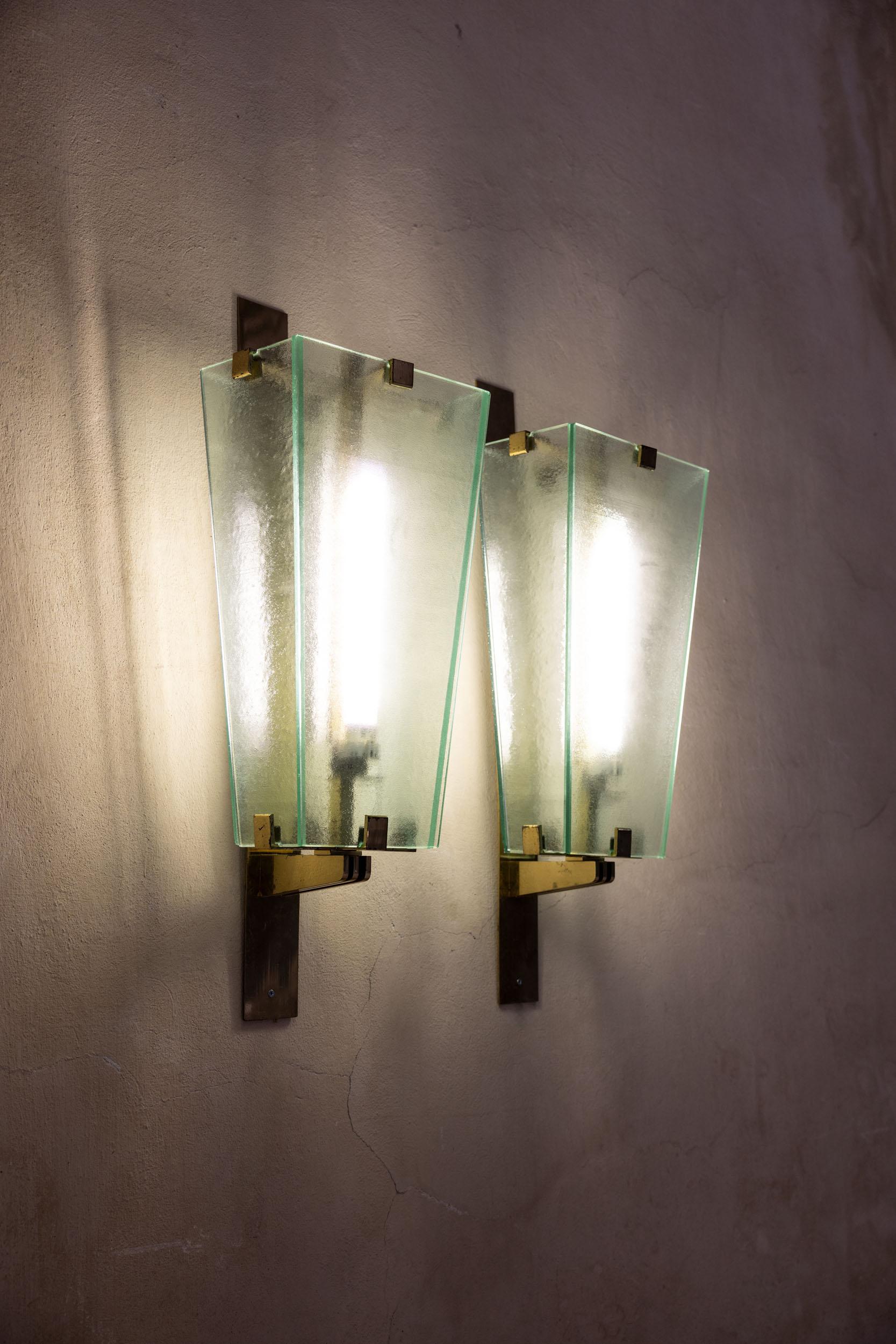 Ottone Elegante coppia di lampade da parete. Italia, anni '60