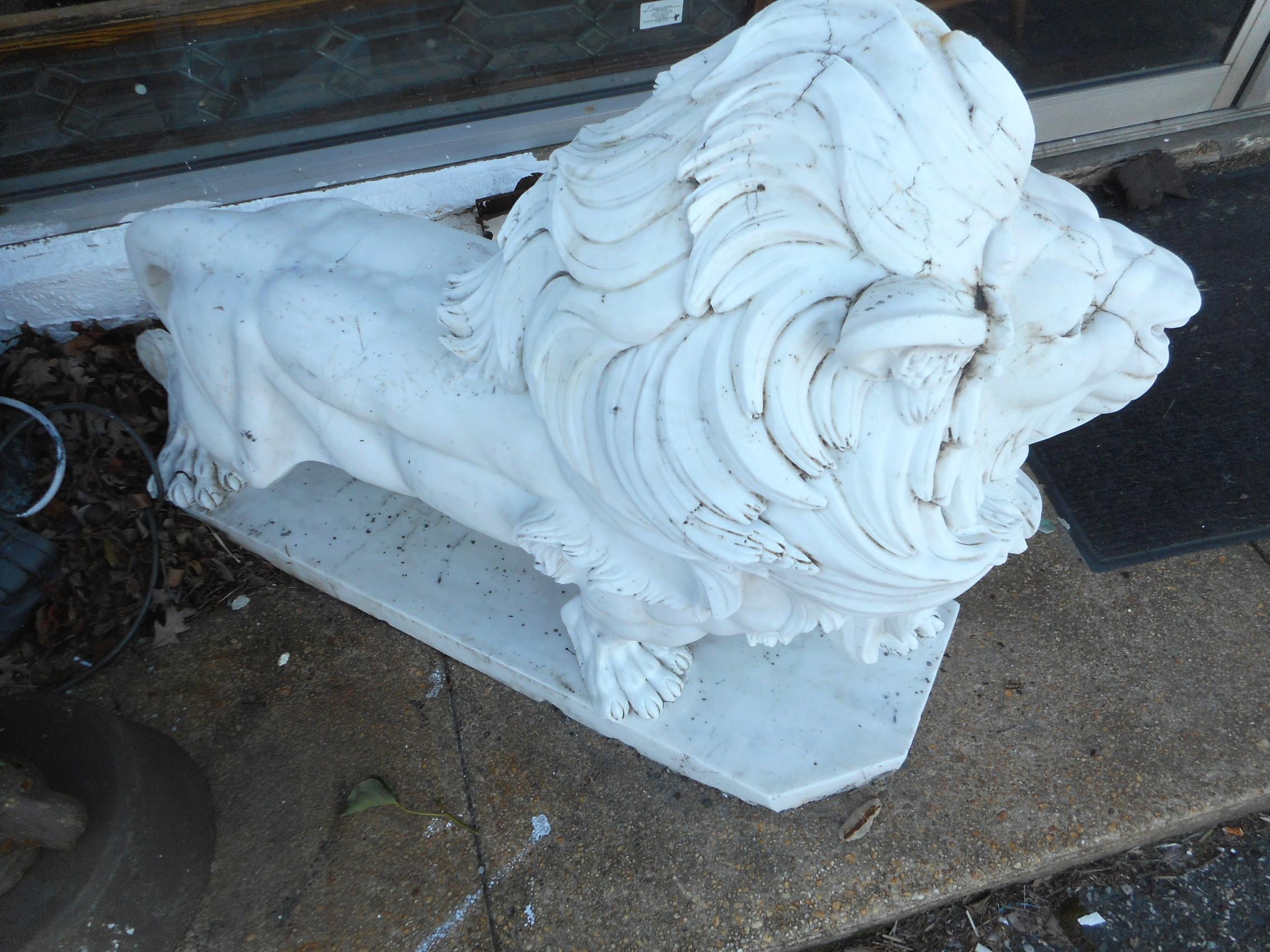 Elegant Pair of White Marble Lion Statues In Good Condition In Brooklyn, NY