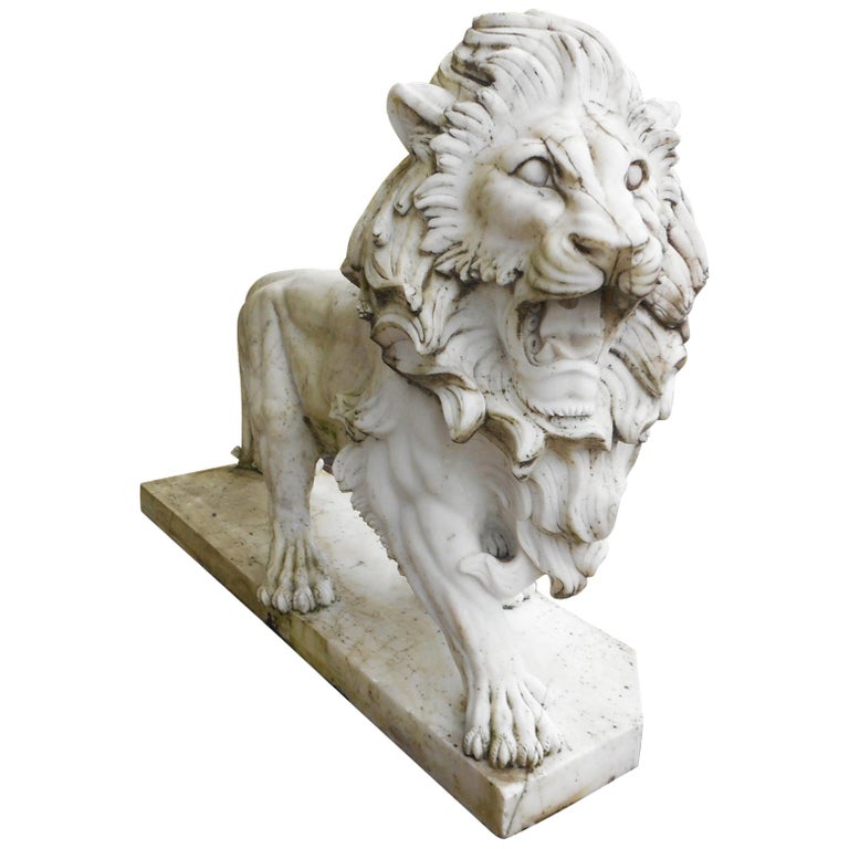 Elegant Pair of White Marble Lion Statues For Sale at 1stdibs