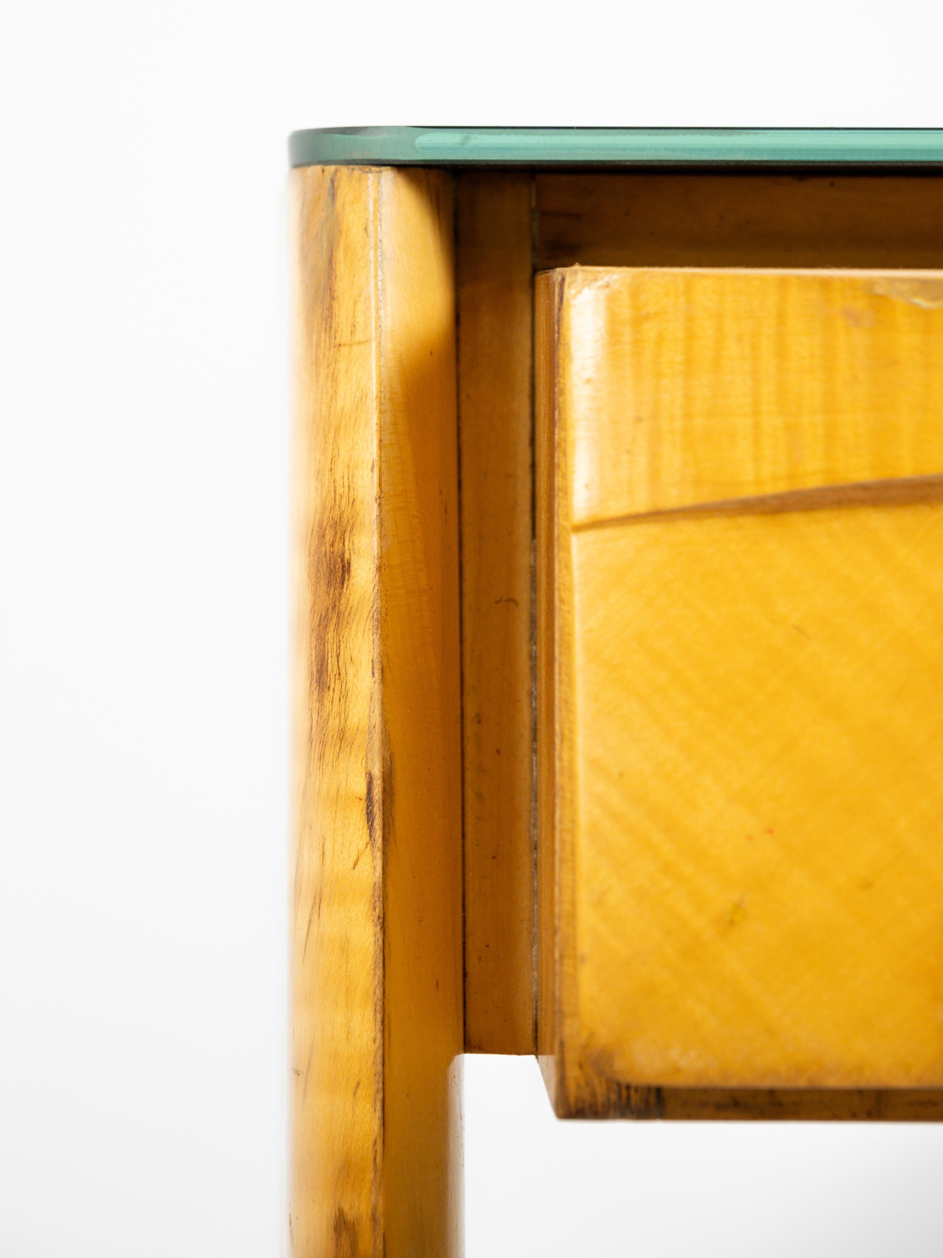 Elegantes Paar Nachttische aus Holz mit schwarzer Glasplatte im Angebot 6