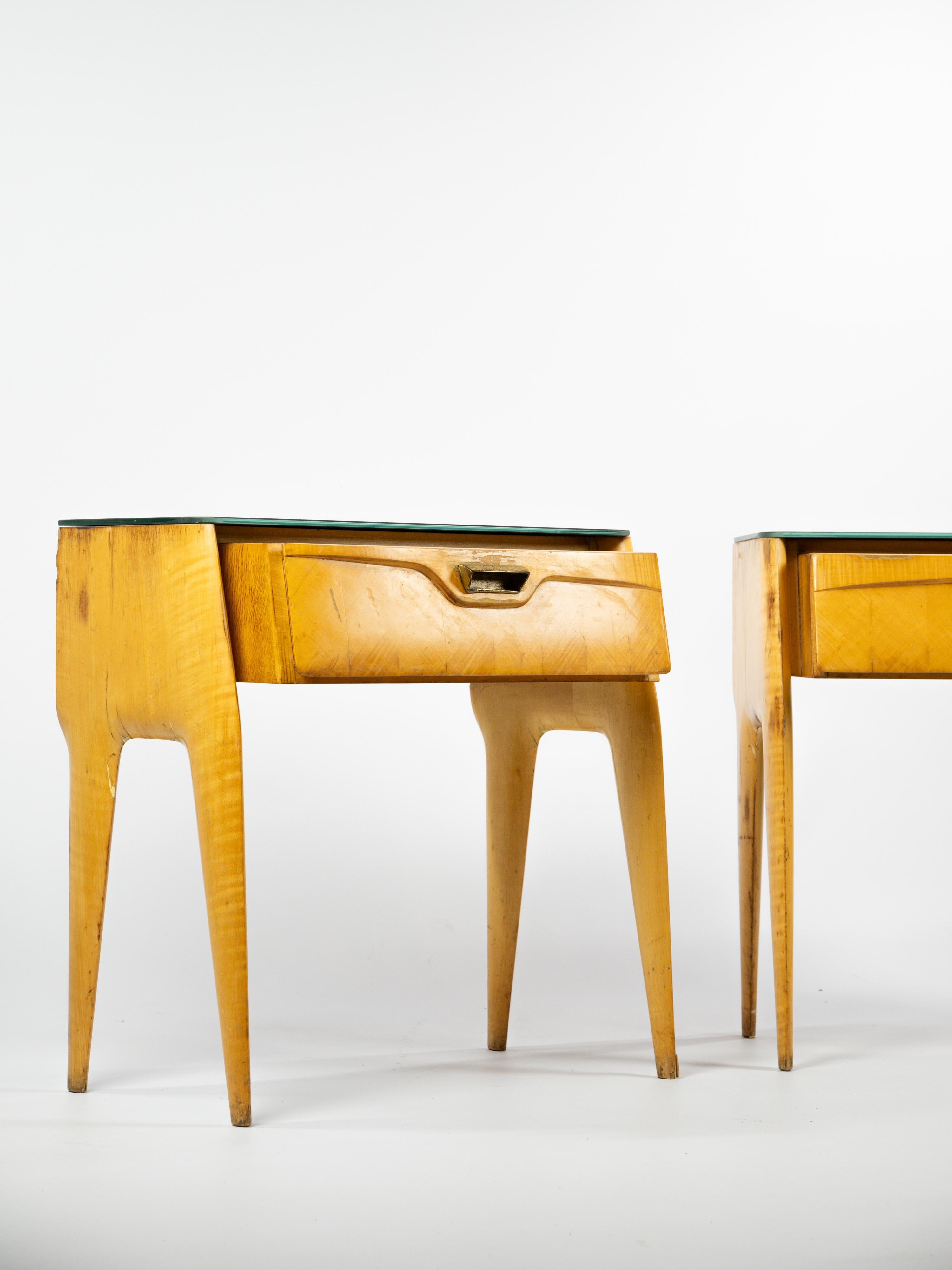 Light and legant pair of night stands, bedside in clear wood and black glass table top. 

Stripes pattern on the drawers face. 

The top are stuck on the frame. 

European work circa 1950. 

Good condition 

