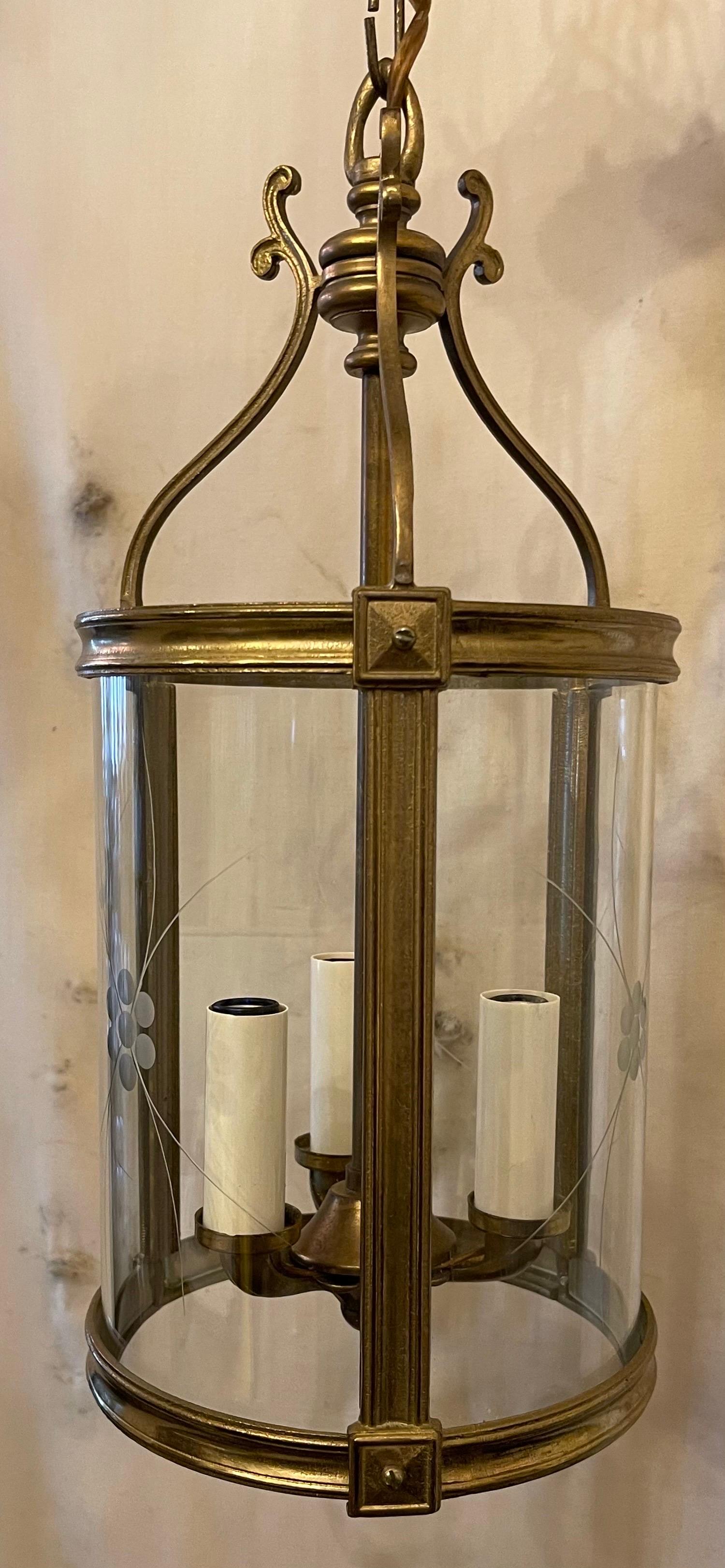 Elegant Pair Petite Bronze Louis XVI Neoclassical Lanterns Fixtures Curved Glass In Good Condition For Sale In Roslyn, NY