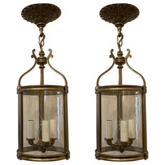 Élégante paire de petites lanternes néoclassiques Louis XVI en bronze courbé