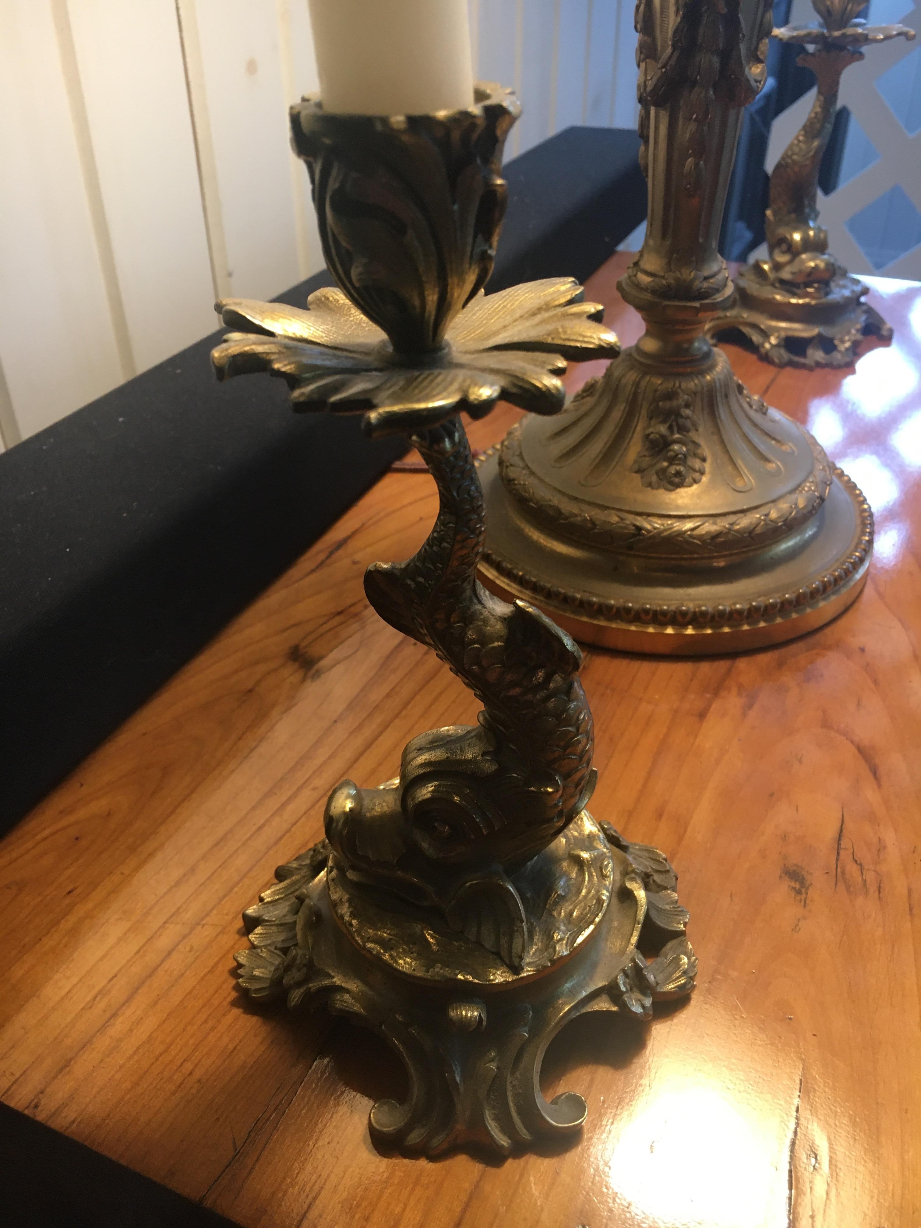 Elegante Pareja de Candeleros Delfín de Latón de la Regencia, Gran Atención al Detalle Regencia de Hollywood en venta