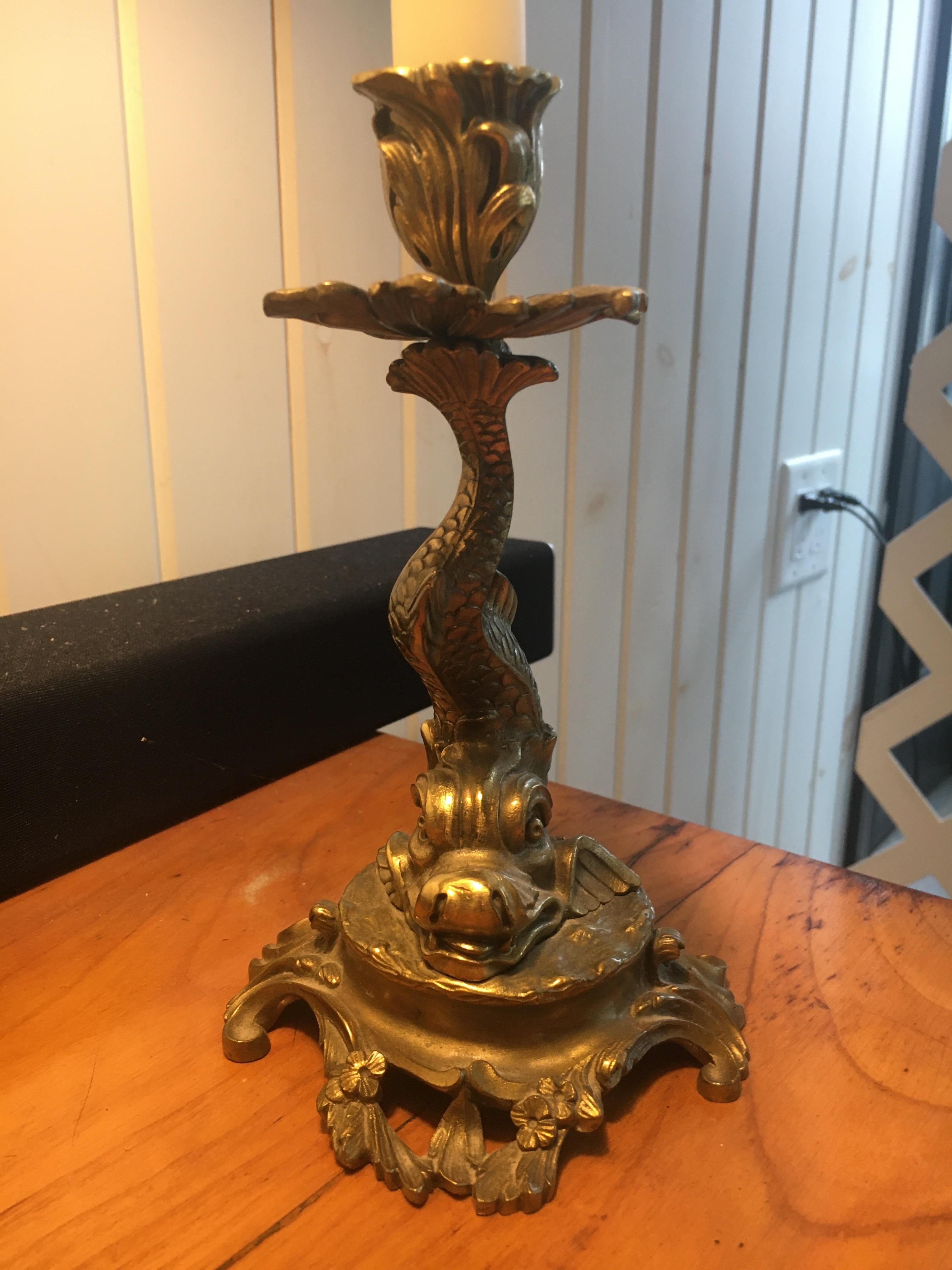 Ein elegantes Paar Regency-Messing-Delphin-Kerzenständer mit großer Liebe zum Detail im Zustand „Gut“ im Angebot in Buchanan, MI