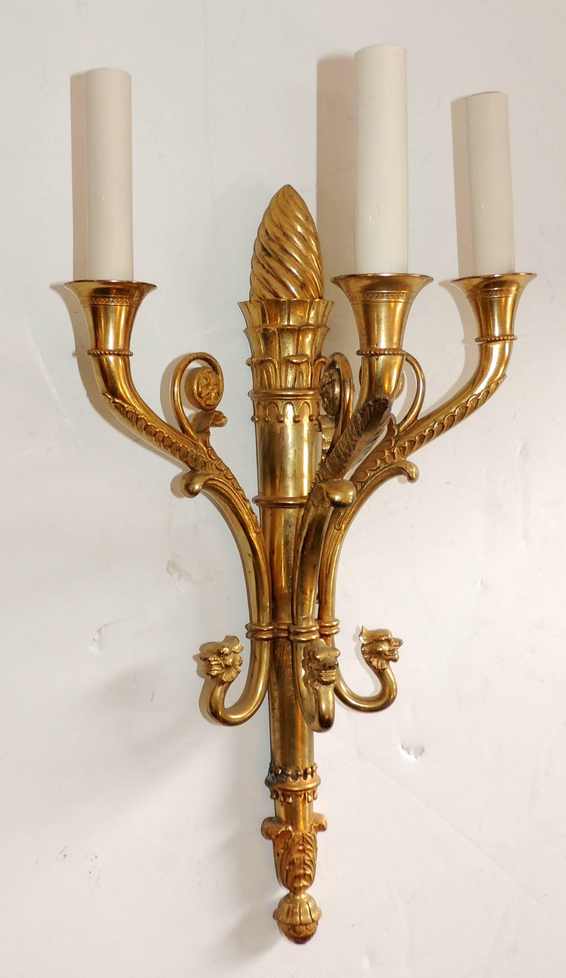 Doré Élégante paire d'appliques lion néoclassiques de style Empire français de la Régence en bronze doré et doré en vente