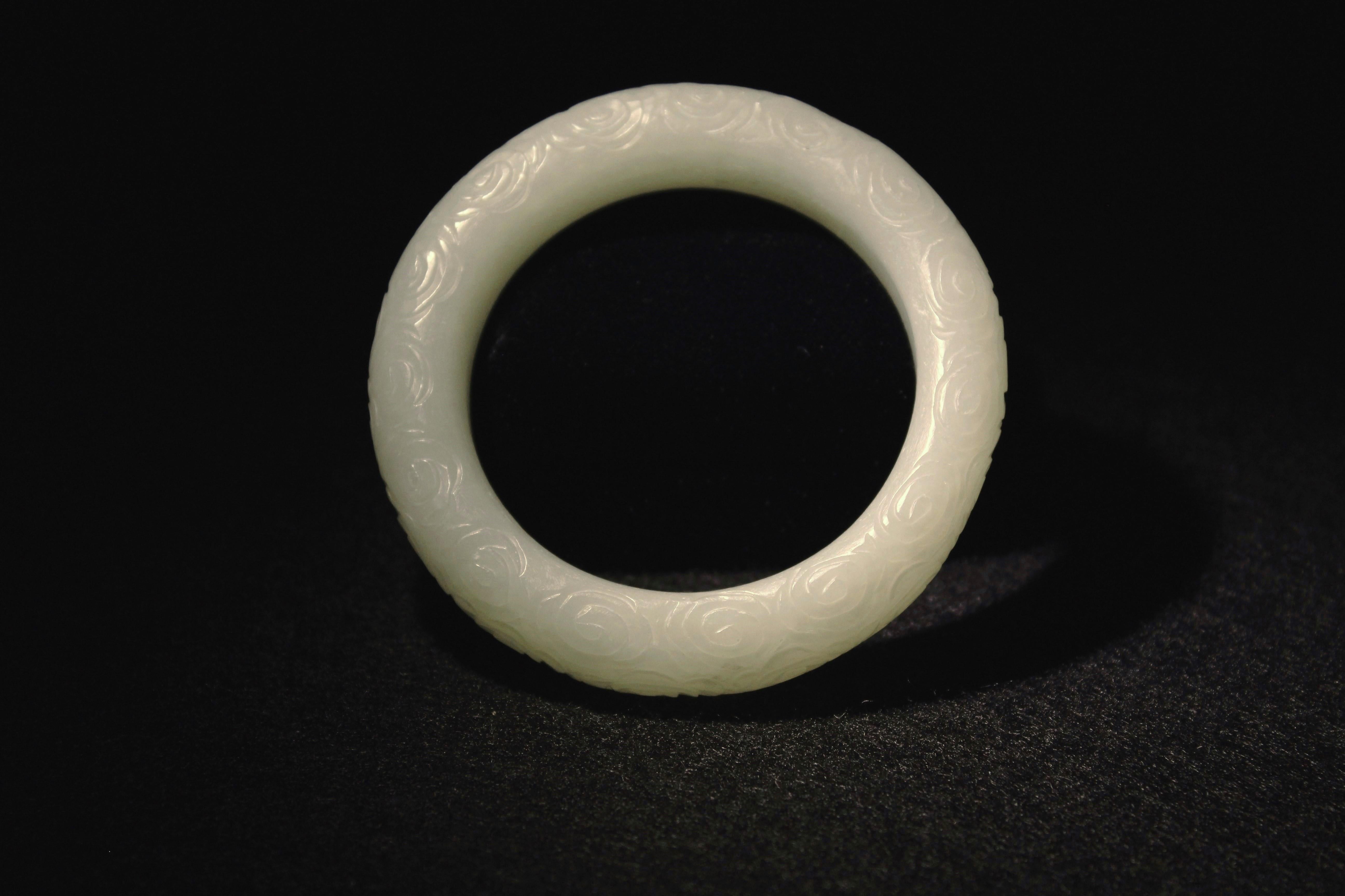 Bracelet jonc élégant en jade blanc céladon pâle avec motif de nuages Bon état - En vente à San Diego, CA
