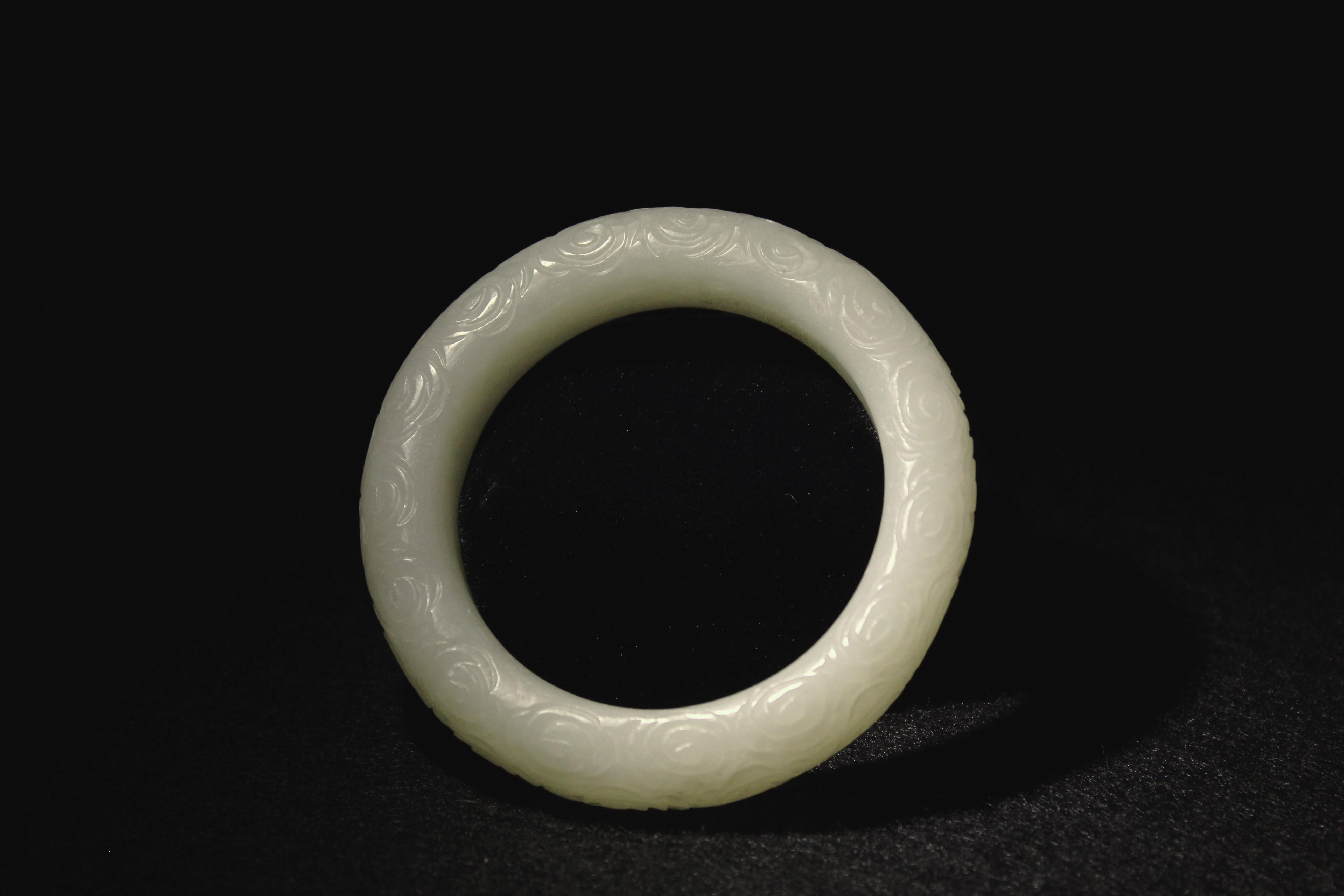 Bracelet jonc élégant en jade blanc céladon pâle avec motif de nuages Unisexe en vente