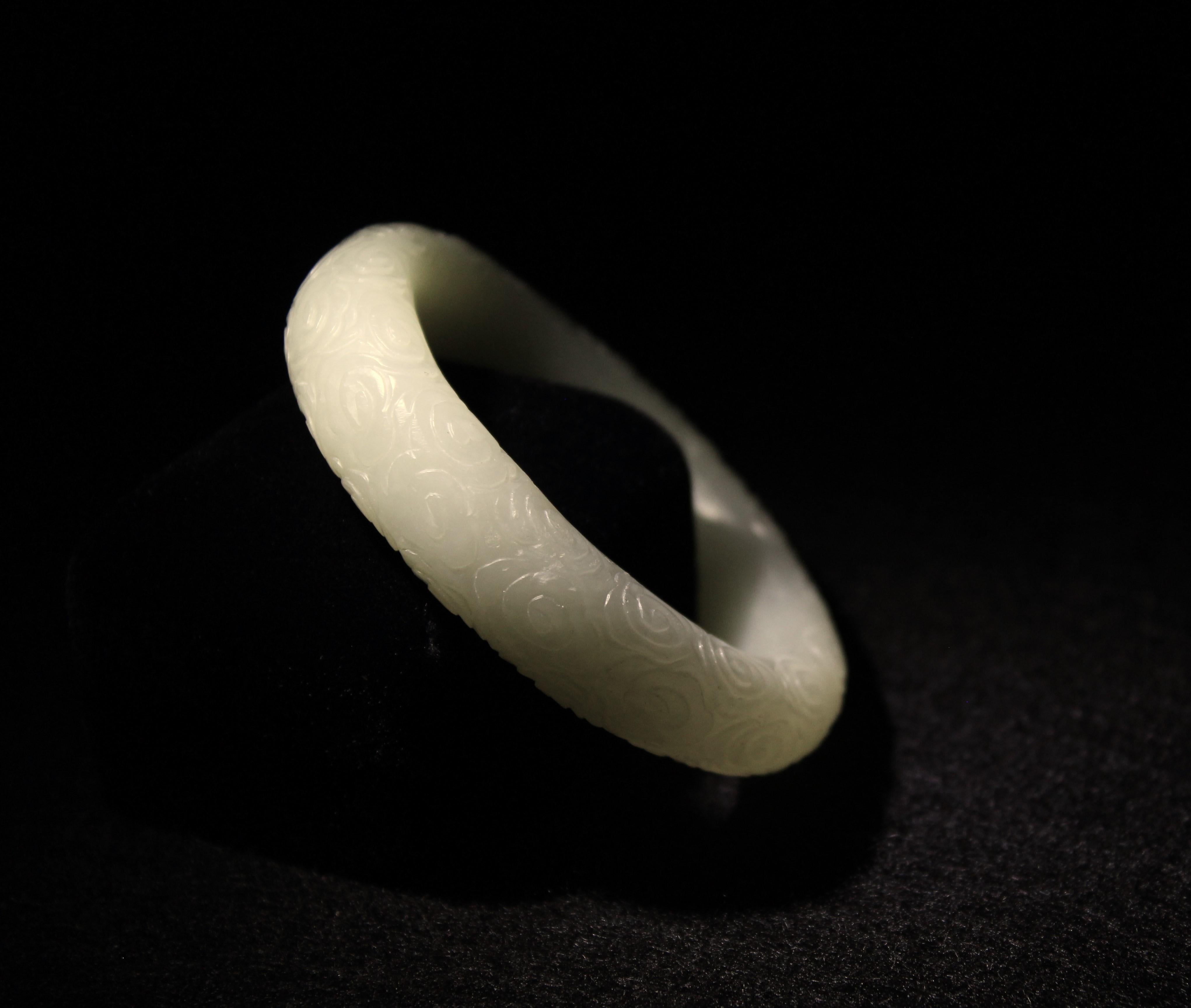 Bracelet jonc élégant en jade blanc céladon pâle avec motif de nuages en vente 1