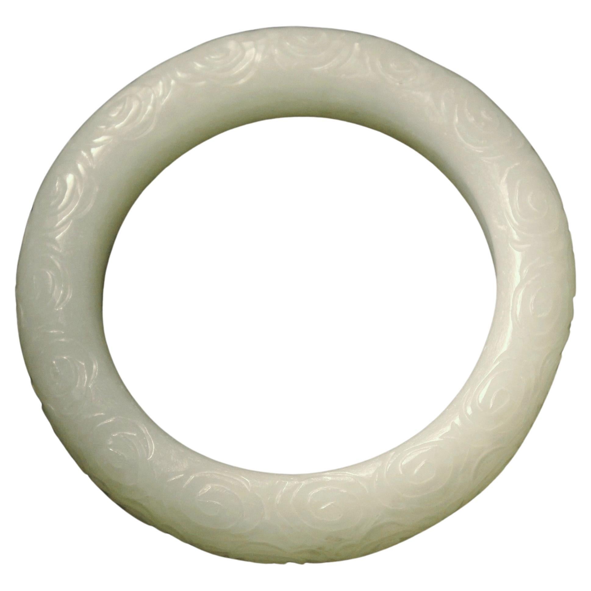 Bracelet jonc élégant en jade blanc céladon pâle avec motif de nuages en vente