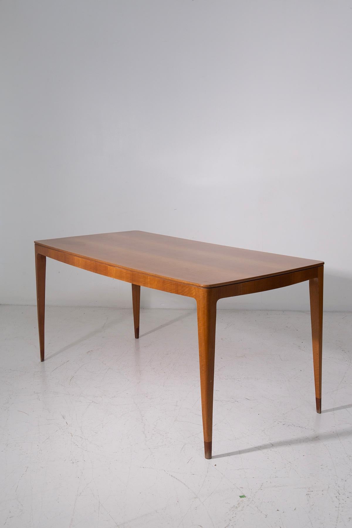 Italian Elegant Paolo Buffa italian Mid Century Dining Table in vendita