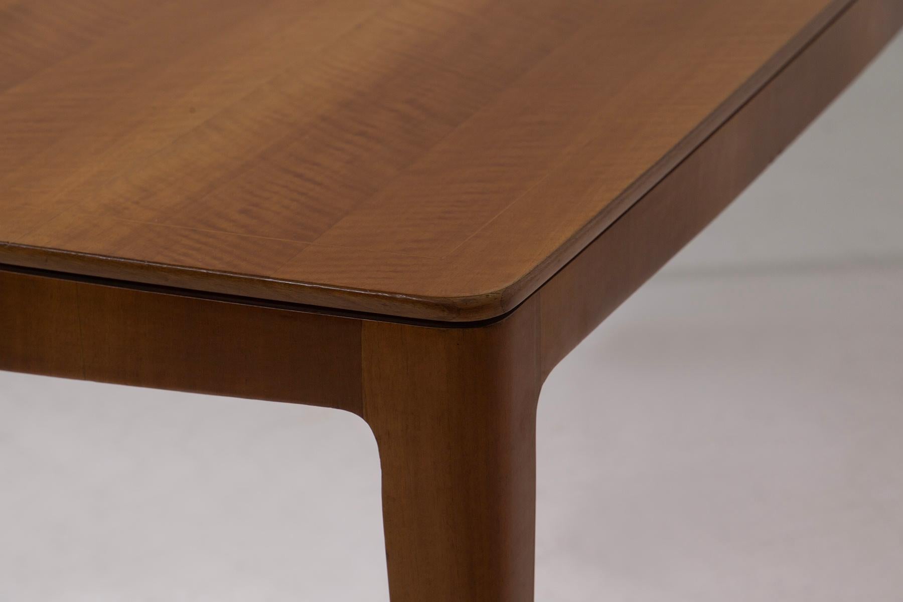 Elegant Paolo Buffa italian Mid Century Dining Table In condizioni buone in vendita a Milano, IT