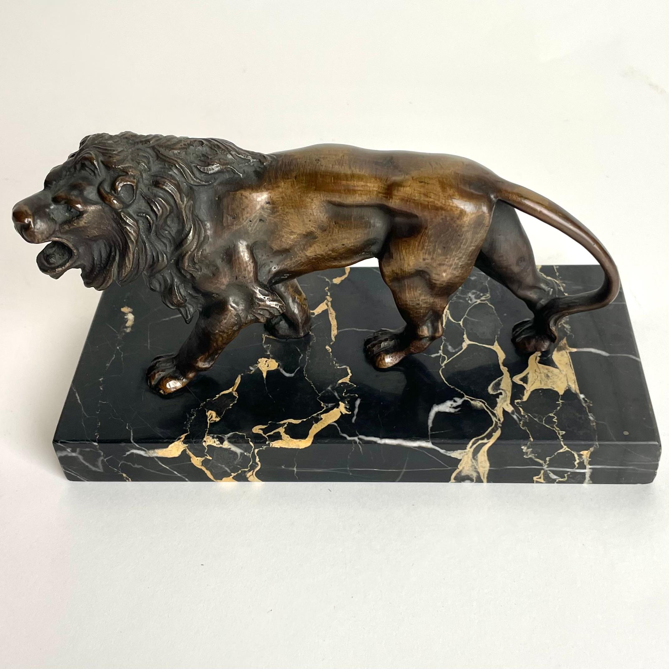 Eleganter Briefbeschwerer aus Bronze und Nero Portoro-Marmor. Schön gestalteter männlicher Löwe. Hergestellt in Frankreich im späten 19. Jahrhundert.

Abnutzung entsprechend dem Alter und dem Gebrauch 