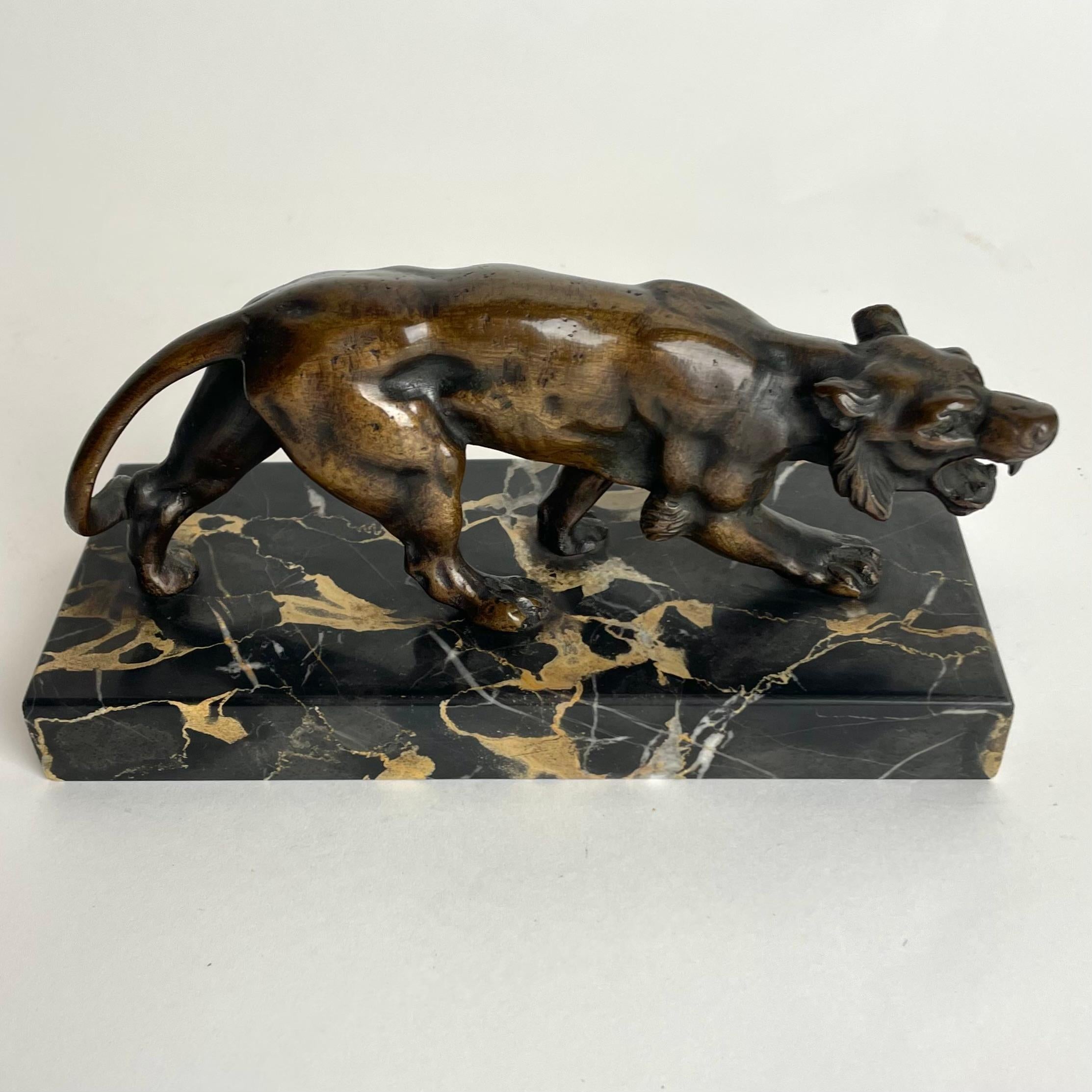 Eleganter Briefbeschwerer aus Bronze und Nero Portoro-Marmor. Schön gestaltete Löwin. Hergestellt in Frankreich im späten 19. Jahrhundert.

Abnutzung entsprechend dem Alter und dem Gebrauch 