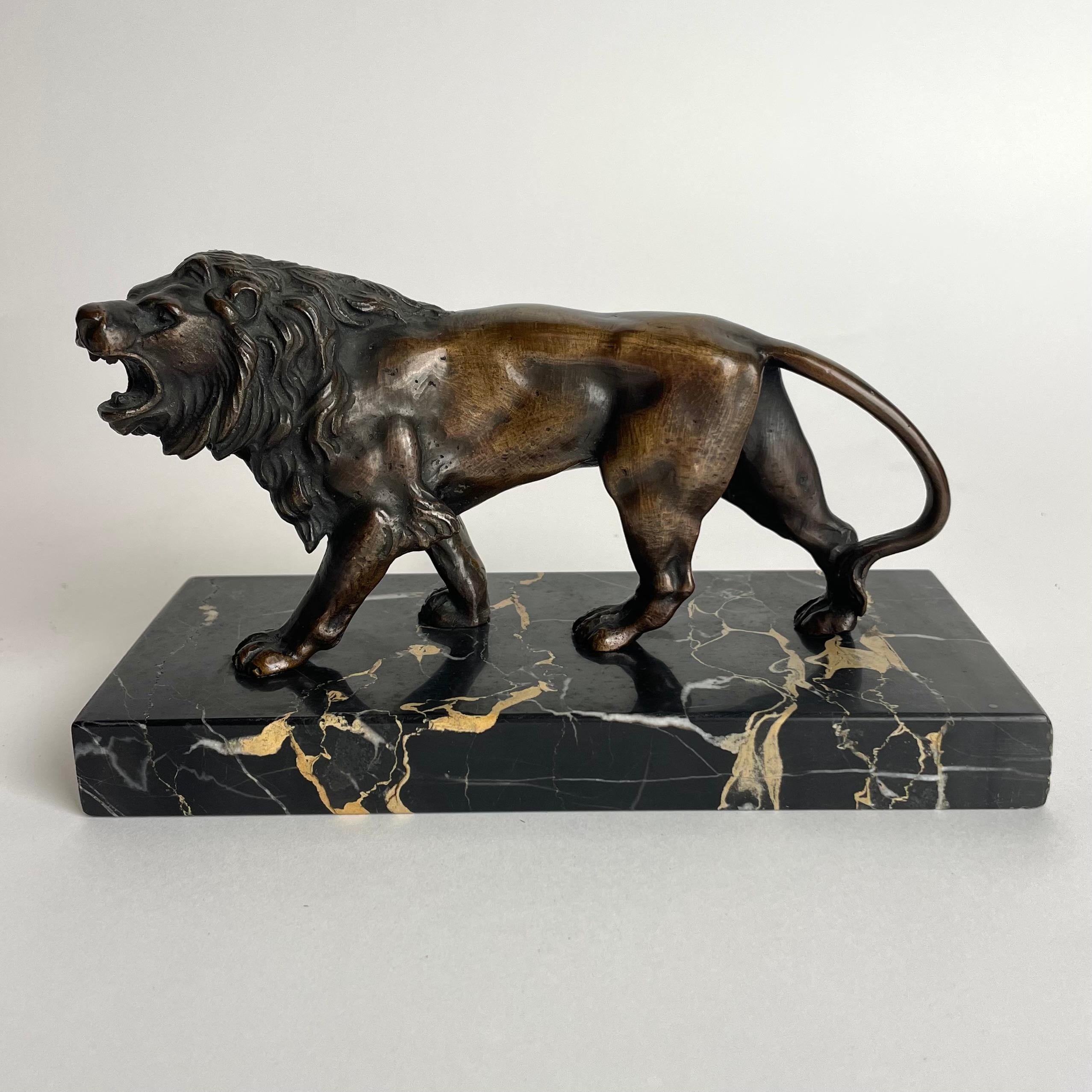 Eleganter Briefbeschwerer aus Bronze und Nero Portoro-Marmor. Ende 19. Jahrhundert (Französisch) im Angebot