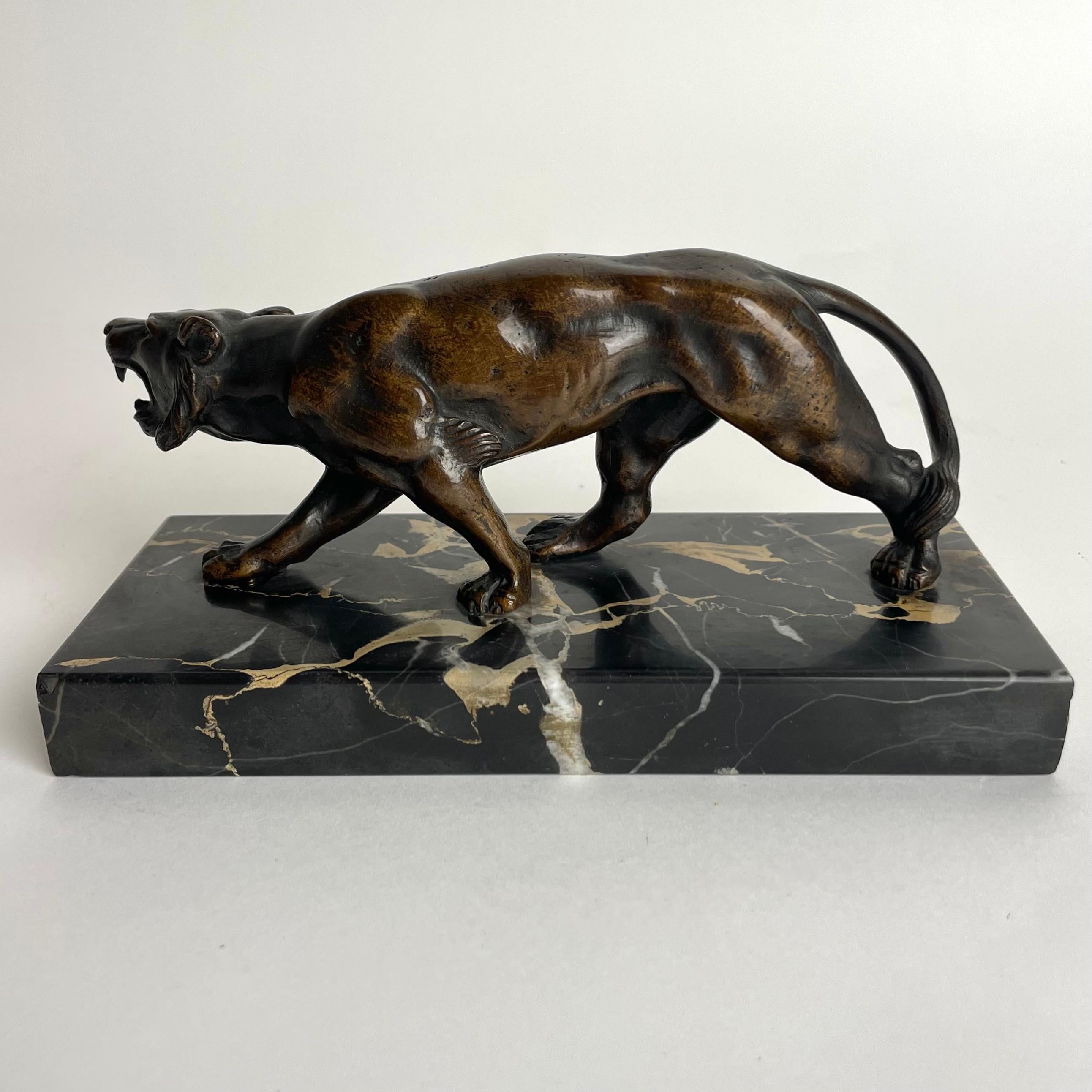 Eleganter Briefbeschwerer aus Bronze und Nero Portoro-Marmor. Ende 19. Jahrhundert im Angebot 1