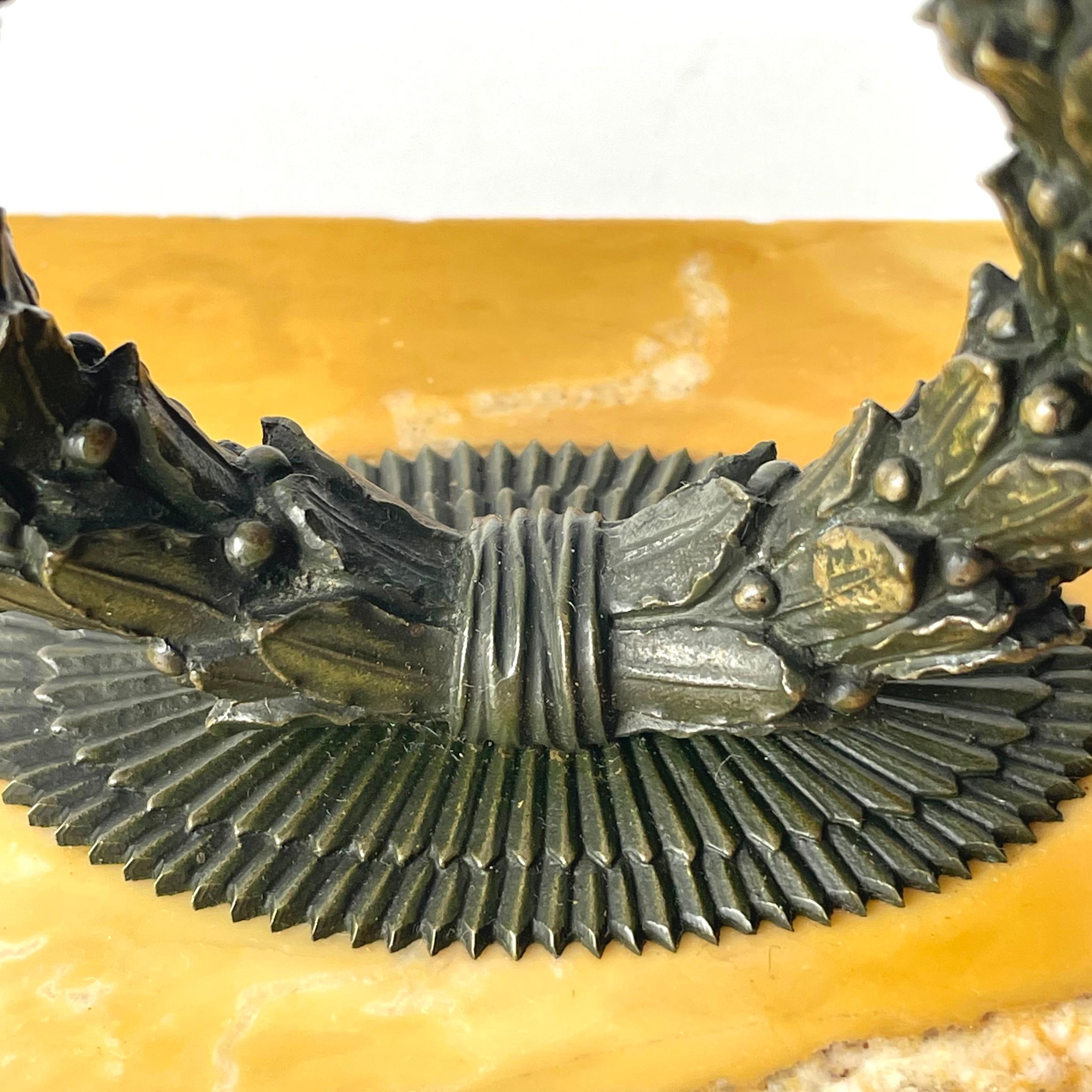 Elegant Paperweight in dark patinated bronze and marble. Empire 1820s For Sale 3