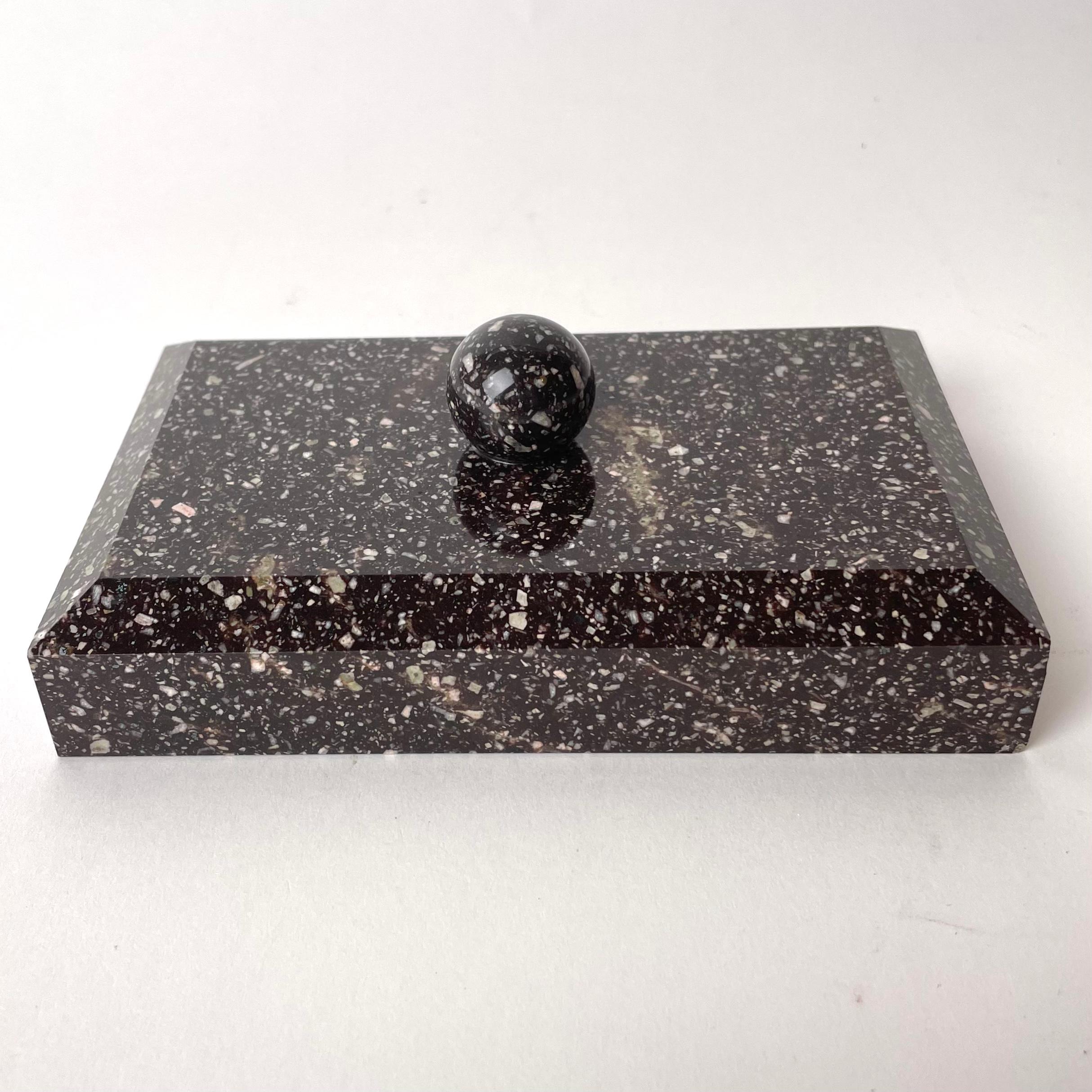Elegant Paperweight in Swedish Porphyry from the Early 19th Century In Good Condition In Knivsta, SE