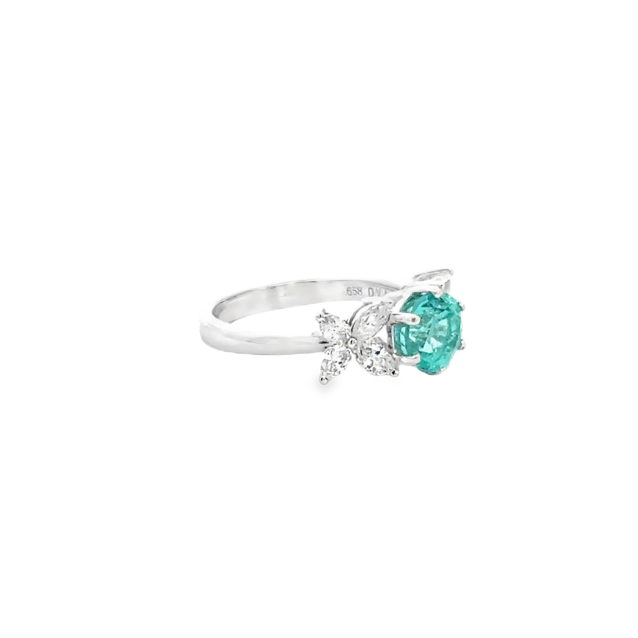 Questo splendido anello presenta una vibrante Paraiba centrale, circondata da diamanti scintillanti che ne esaltano la bellezza. Realizzato con precisione, è perfetto per le occasioni speciali o come aggiunta senza tempo alla tua collezione di