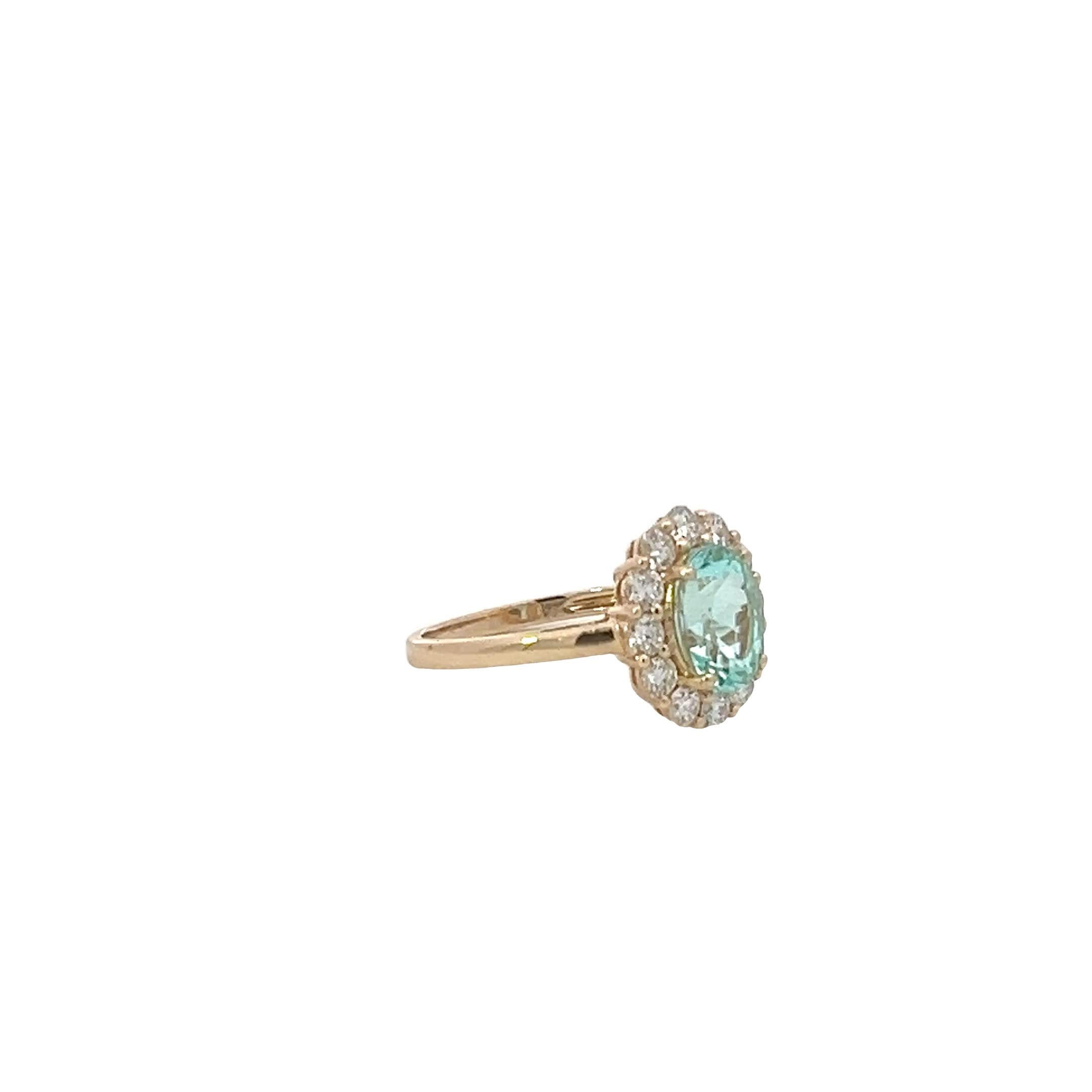 Ti presentiamo il nostro splendido anello aureola con acquamarina, un capolavoro di artigianato che affascina con la sua vibrante gemma blu oceano. Circondato da una scintillante serie di diamanti, questo pezzo è stato progettato per diventare un