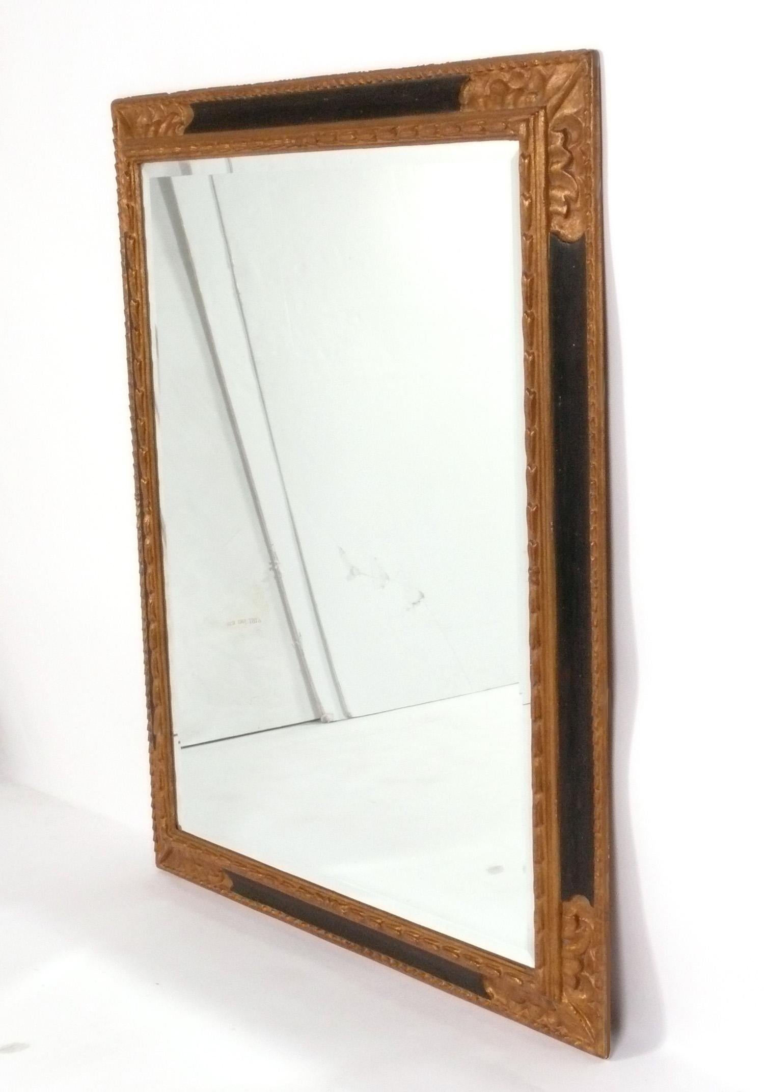 Elegant miroir doré en forme de colis, probablement italien, vers les années 1950. Il mesure un impressionnant 55,25 