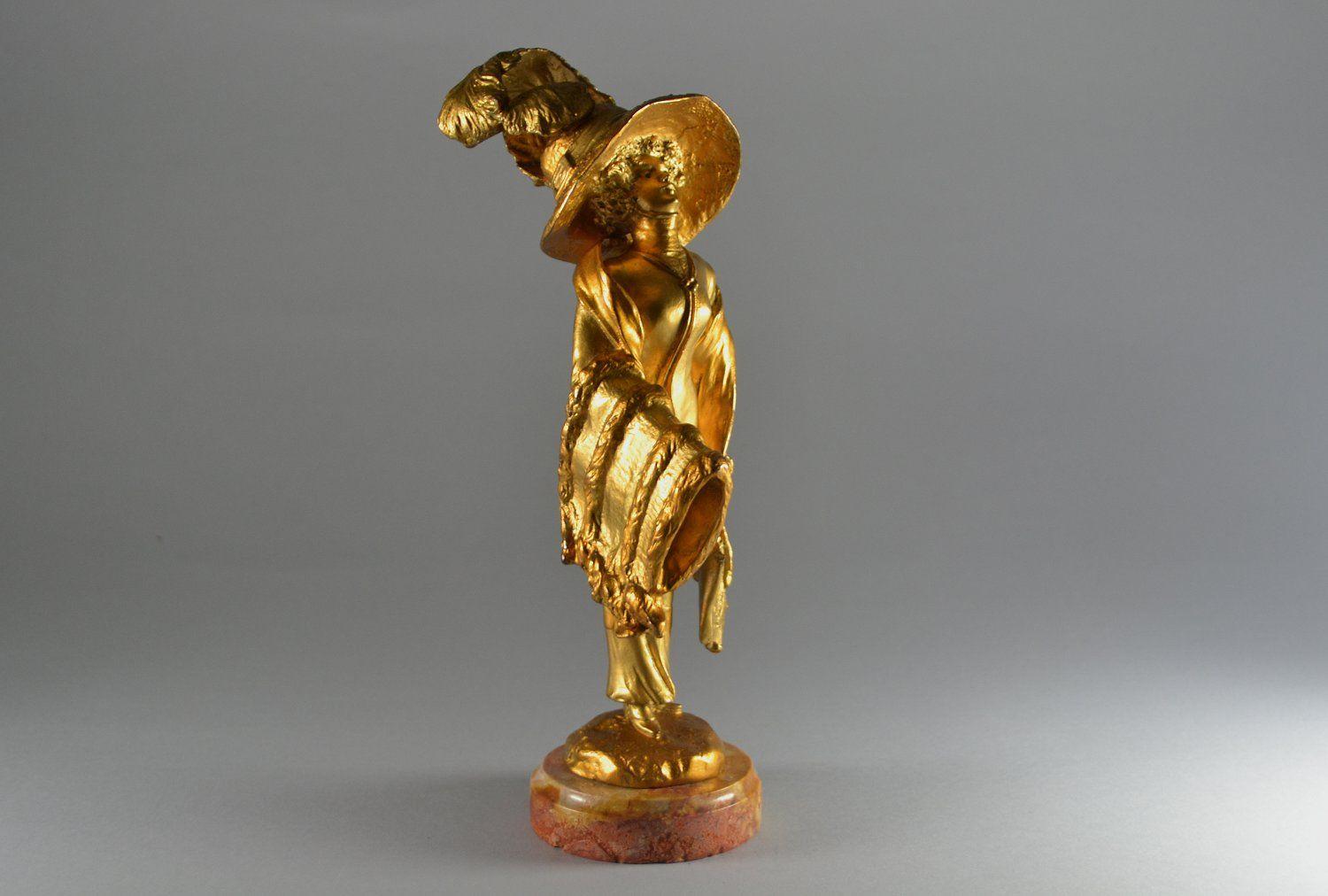 Elegant parisian lady with a hat. Georges Flamand bronze sculpture In Excellent Condition In Barjols, FR