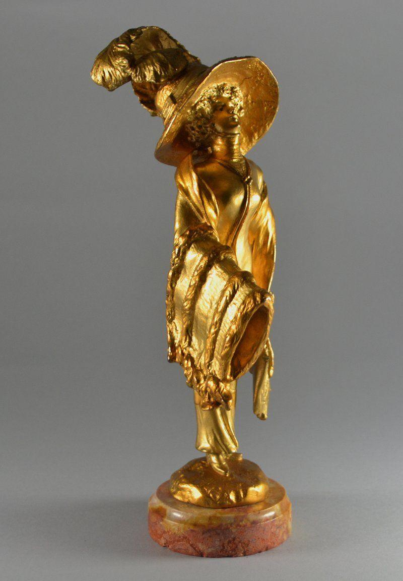 Bronze Elegant parisian lady with a hat. Georges Flamand bronze sculpture