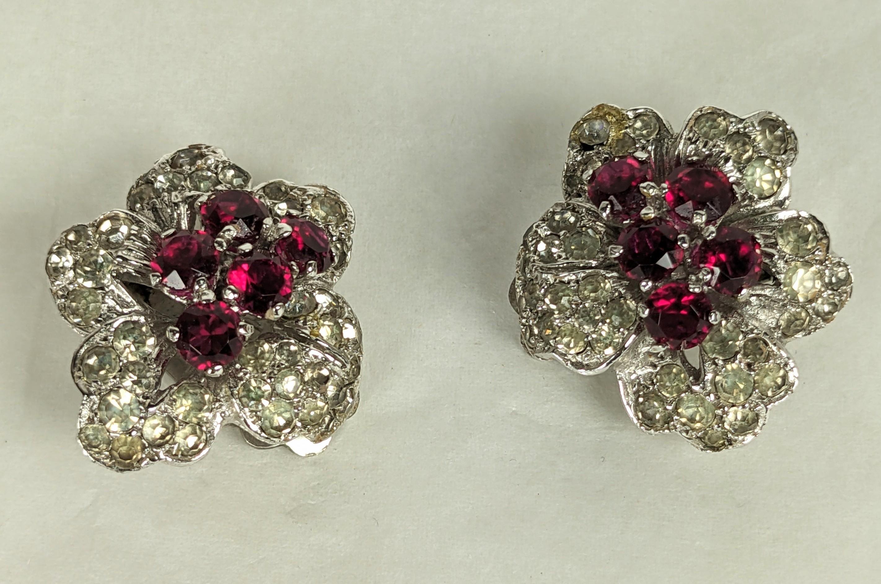Hübsche Paste Flowerhead Ohrringe aus den 1960er Jahren in Sterling gefasst. Clip ons mit falschen Rubinen und Pasten in Sterling gemacht, um feines Schmuckstück aussehen. Deutschland 1960er Jahre. 1