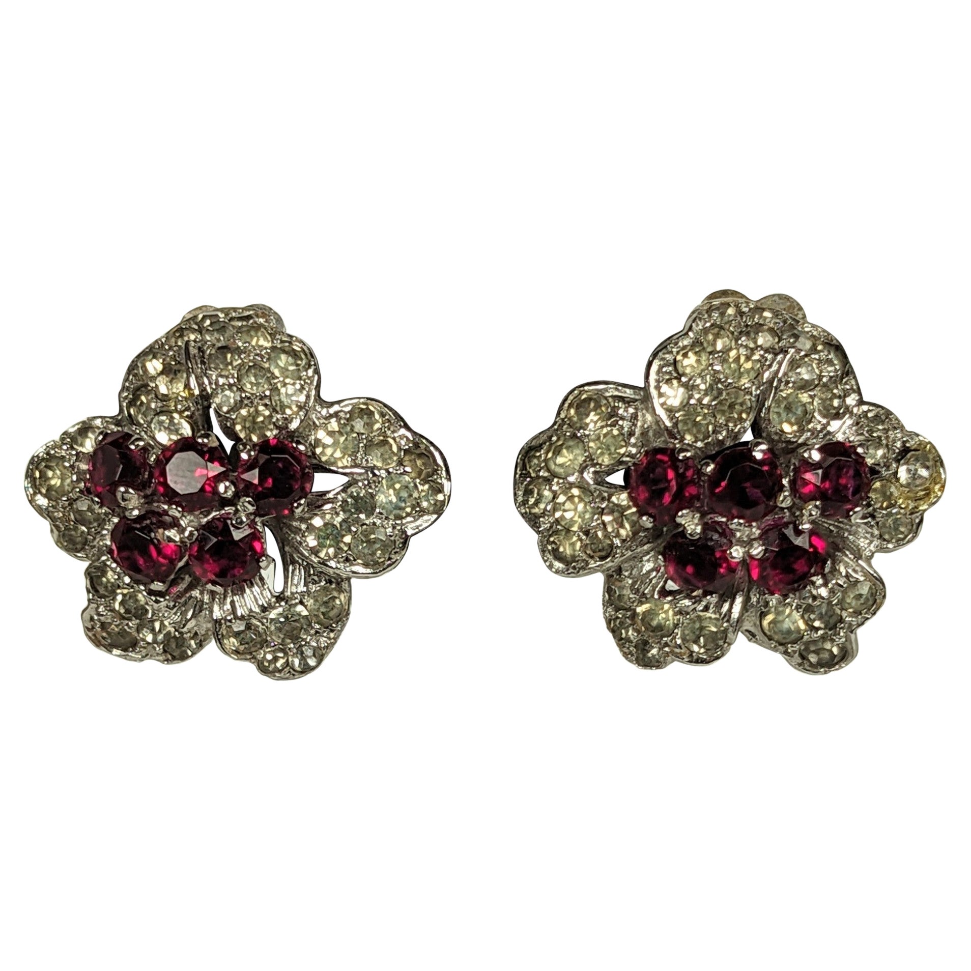 Elegante Blumenkopf-Ohrringe aus Paste