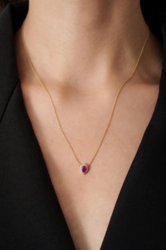 Elegante Collar Colgante Halo de Rubí Natural Corte Pera y Diamantes en Oro Amarillo de 18 K