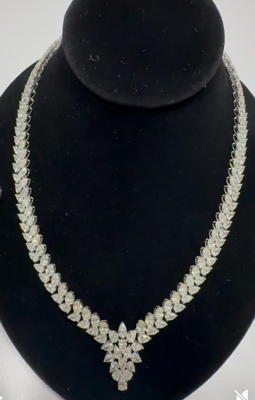 Cet élégant collier de 47,10 carats de diamants de couleur F/G présente un superbe diamant taille poire, réputé pour sa forme gracieuse en goutte d'eau, qui exsude à la fois sophistication et beauté intemporelle. Les pierres sont entourées de