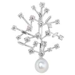 Elegant Pearl and Diamond Brooch in 18K White Gold