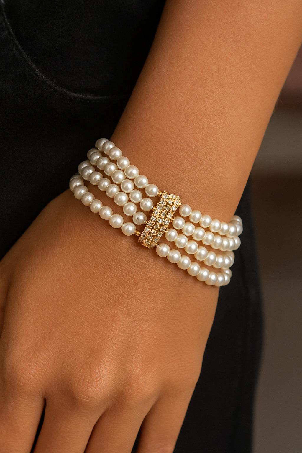 Dieses elegante Perlenarmband ist ein einzigartiges Stück, das zeitlose Raffinesse mit modernem Design verbindet. Im Gegensatz zu herkömmlichen Armbändern besteht diese Schönheit aus mehreren Schichten leuchtender Perlen, die einen vollen,