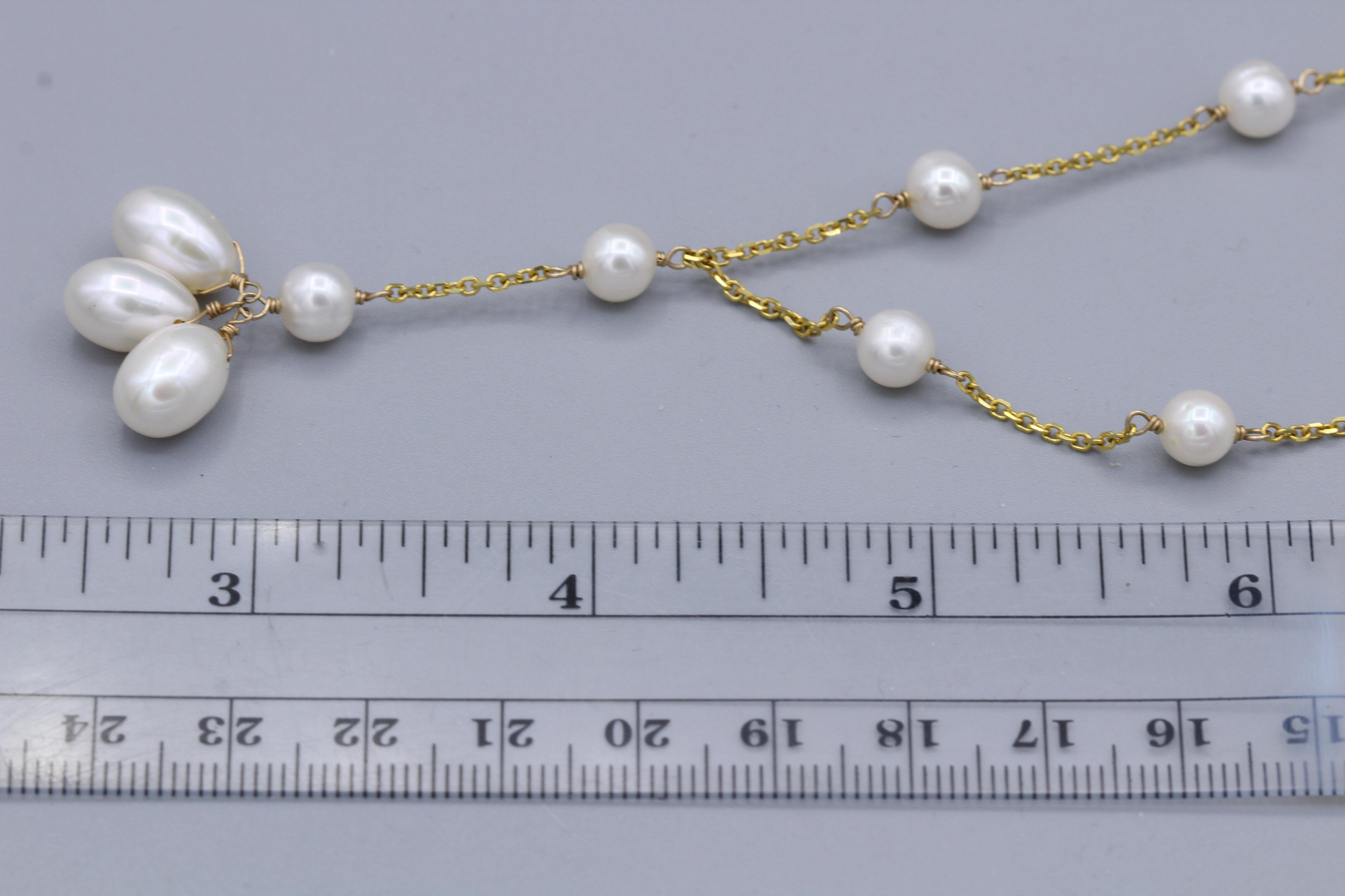 Taille ronde Collier élégant de perles en or jaune 14 carats, style fil de fer perlé et perles pendantes en vente
