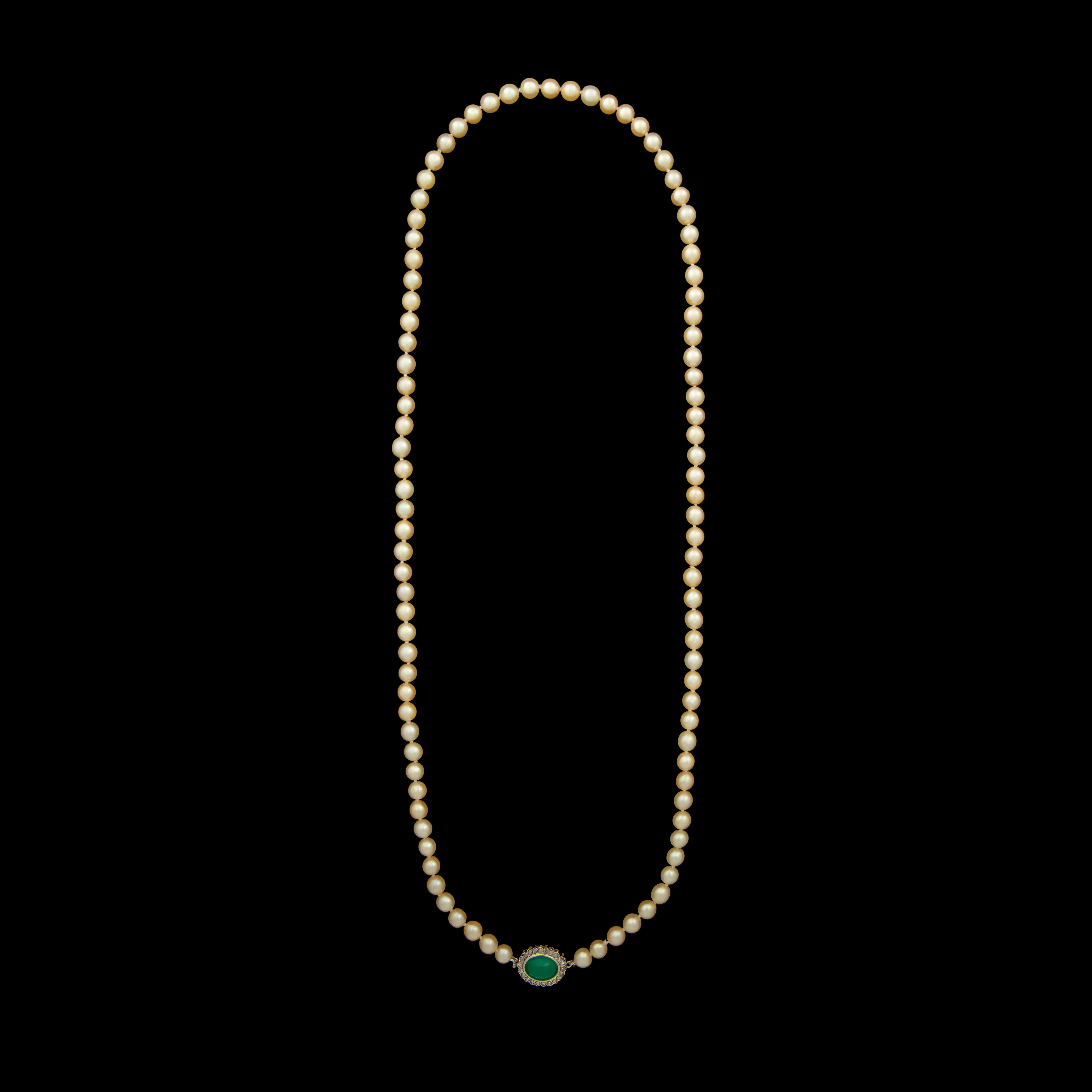 Rose Cut Elegant Pearl Necklace with Green Agate and Rose-Cut Diamond Gold Clasp For Sale