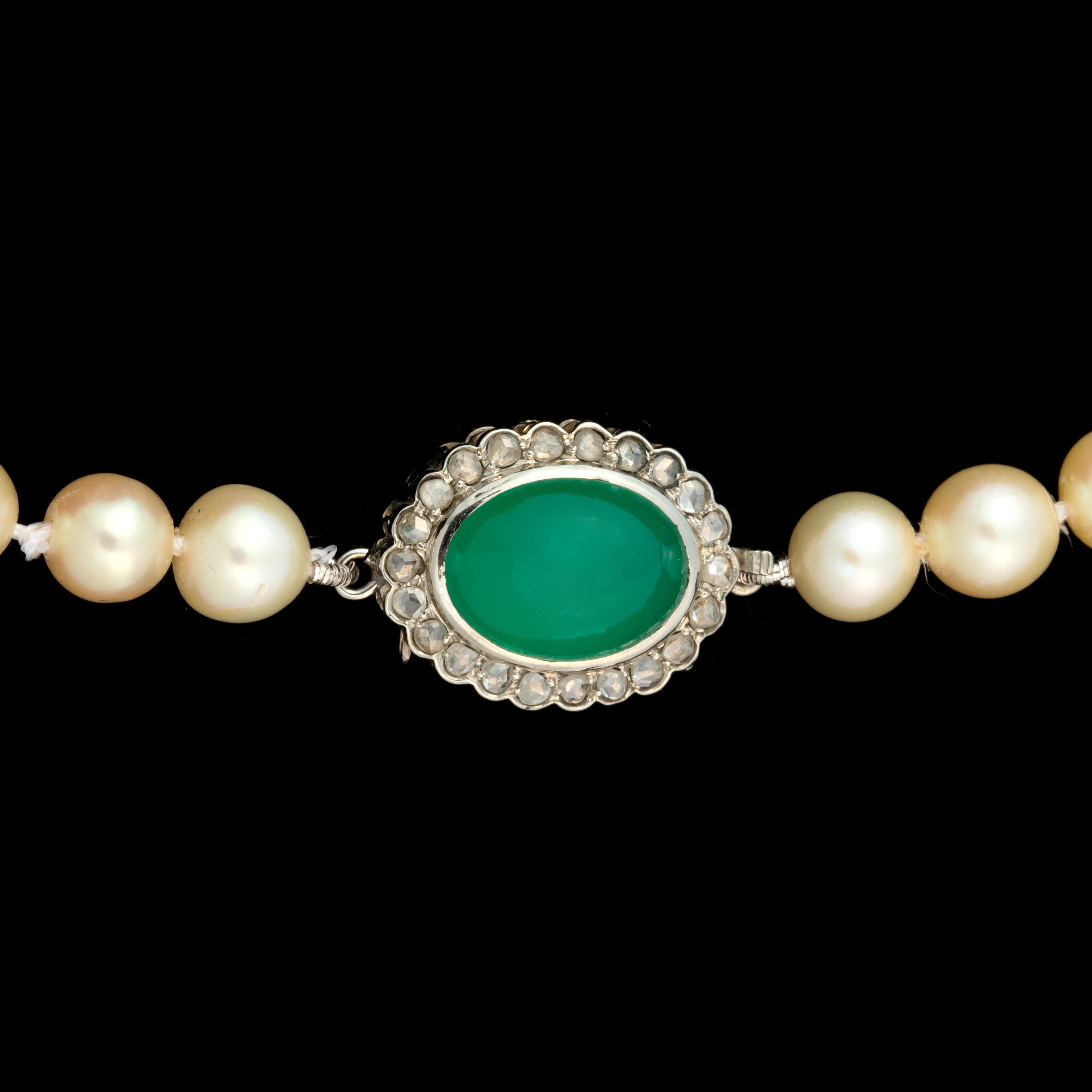 Elegant Pearl Necklace with Green Agate and Rose-Cut Diamond Gold Clasp In Excellent Condition For Sale In Lisboa, PT