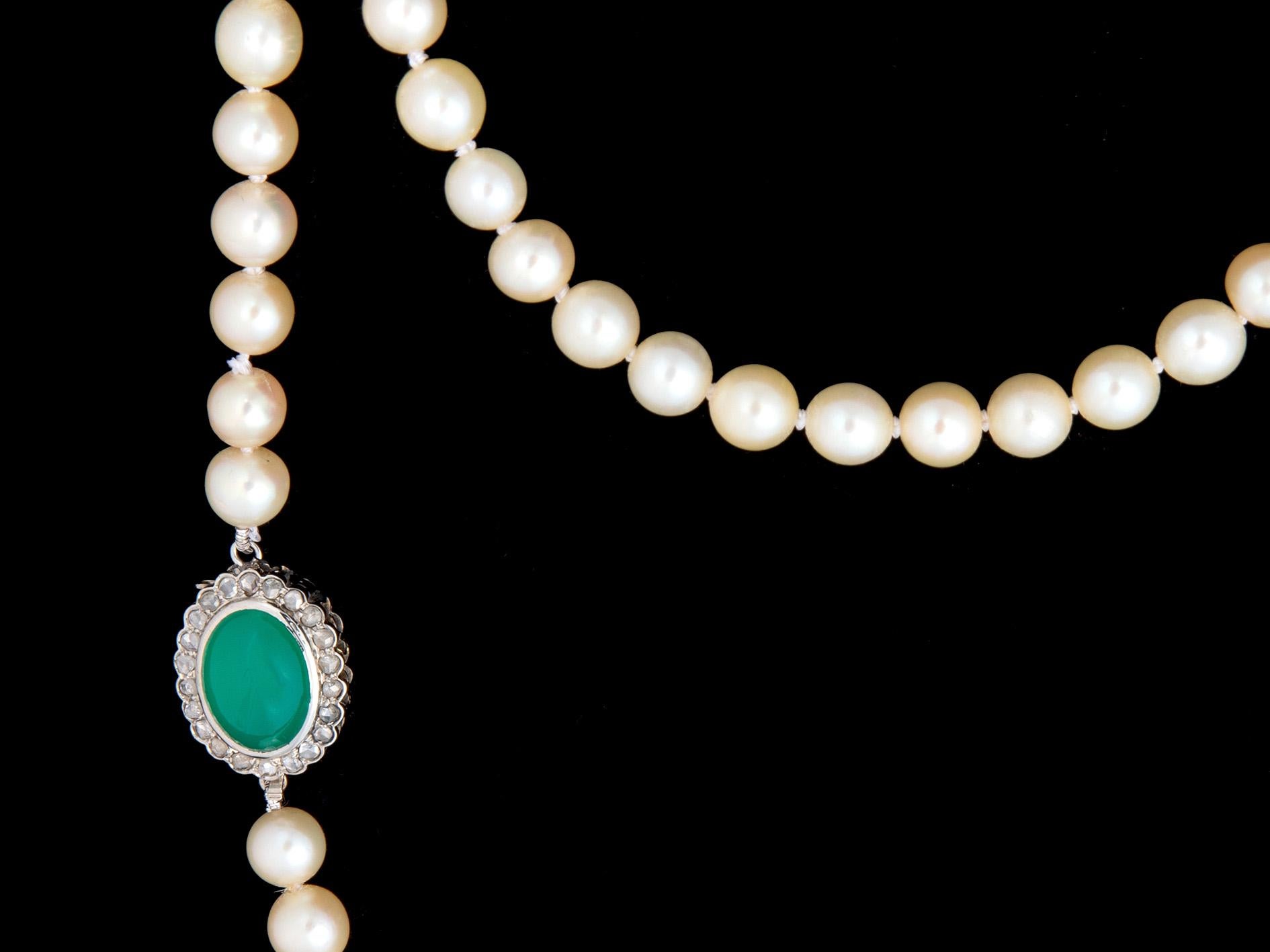 Elegant collier de perles avec agate verte et diamant taillé en rose fermoir en or Unisexe en vente