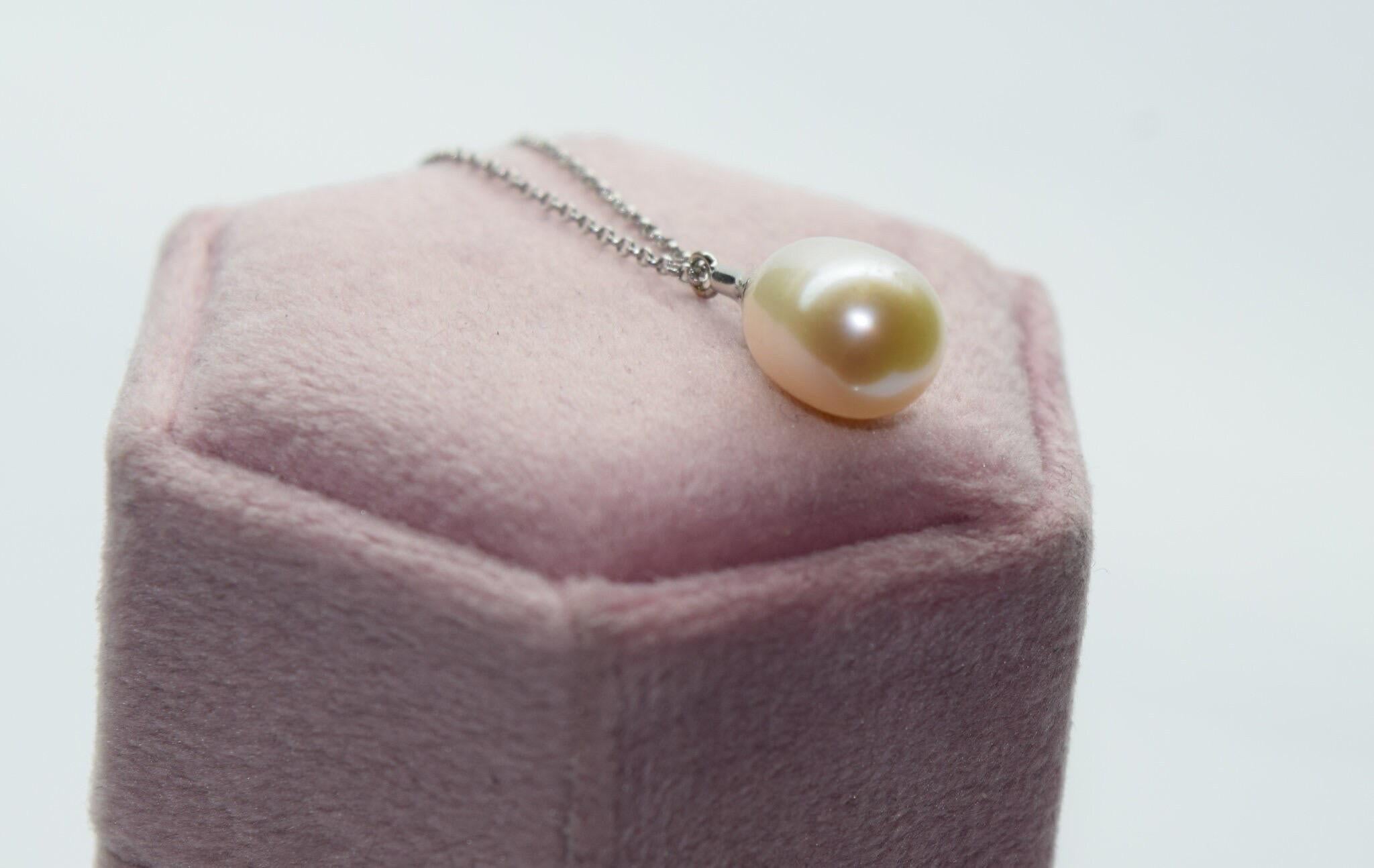 Oval Cut Elegant Pearl Pendant necklace 14KT gold Natural Freshwater pearl For Sale