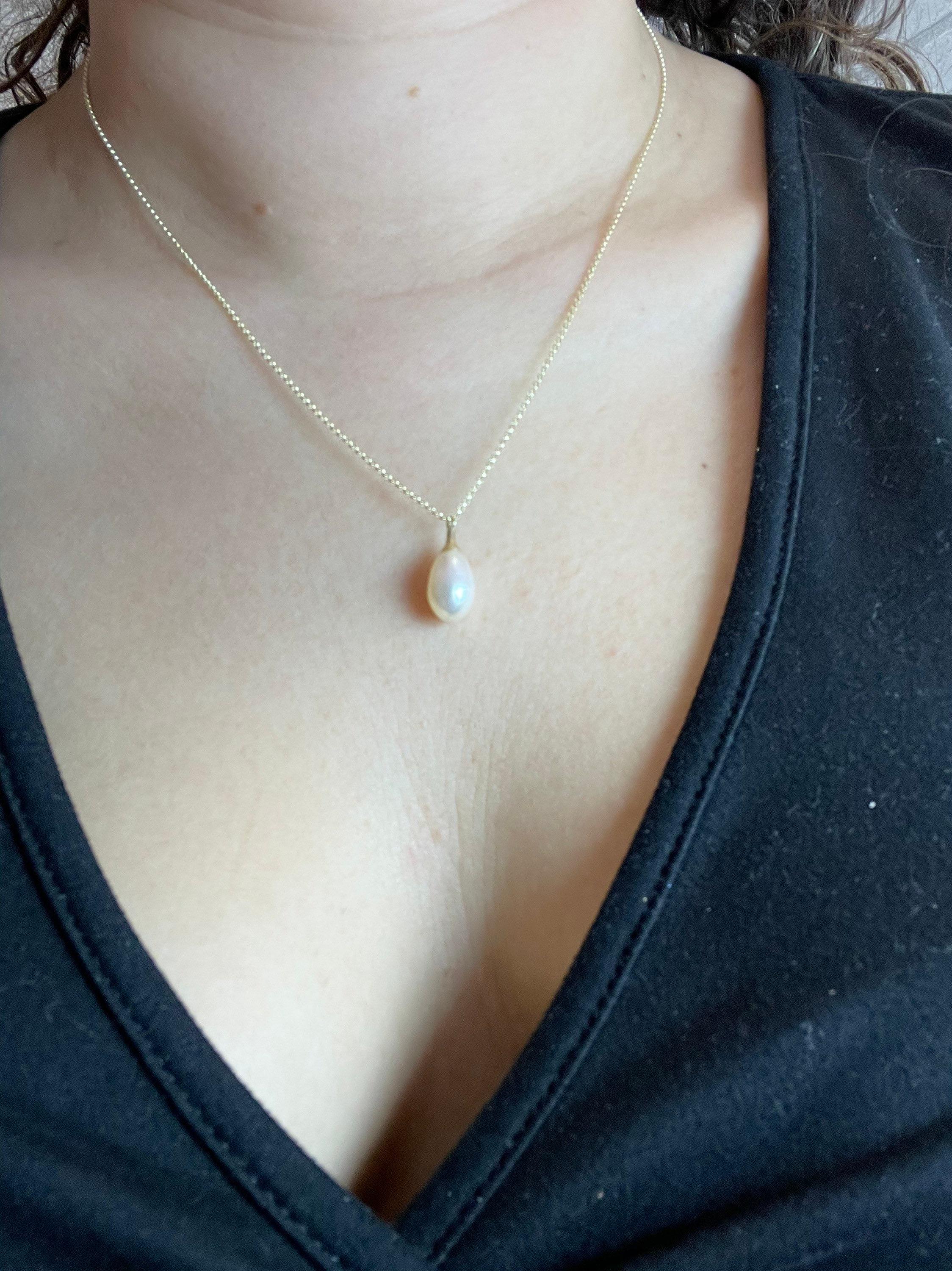 Elegant Pearl Pendant necklace 14KT gold Natural Freshwater pearl In New Condition For Sale In Boca Raton, FL