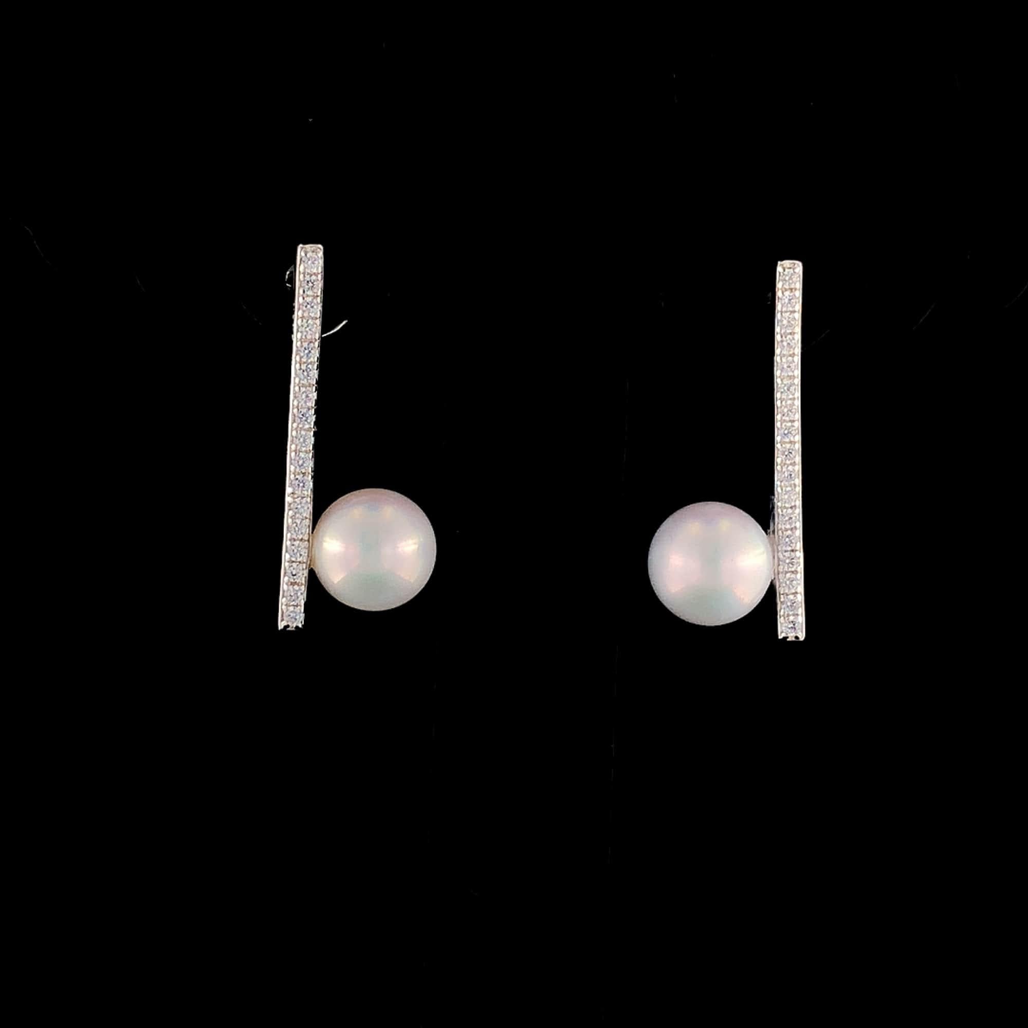 Rehaussez votre style avec ces boucles d'oreilles exquises de créateurs contemporains. Fabriquées avec précision en argent sterling, elles associent sans effort l'allure intemporelle des perles d'eau douce à l'éclat des diamants en zircon cubique,