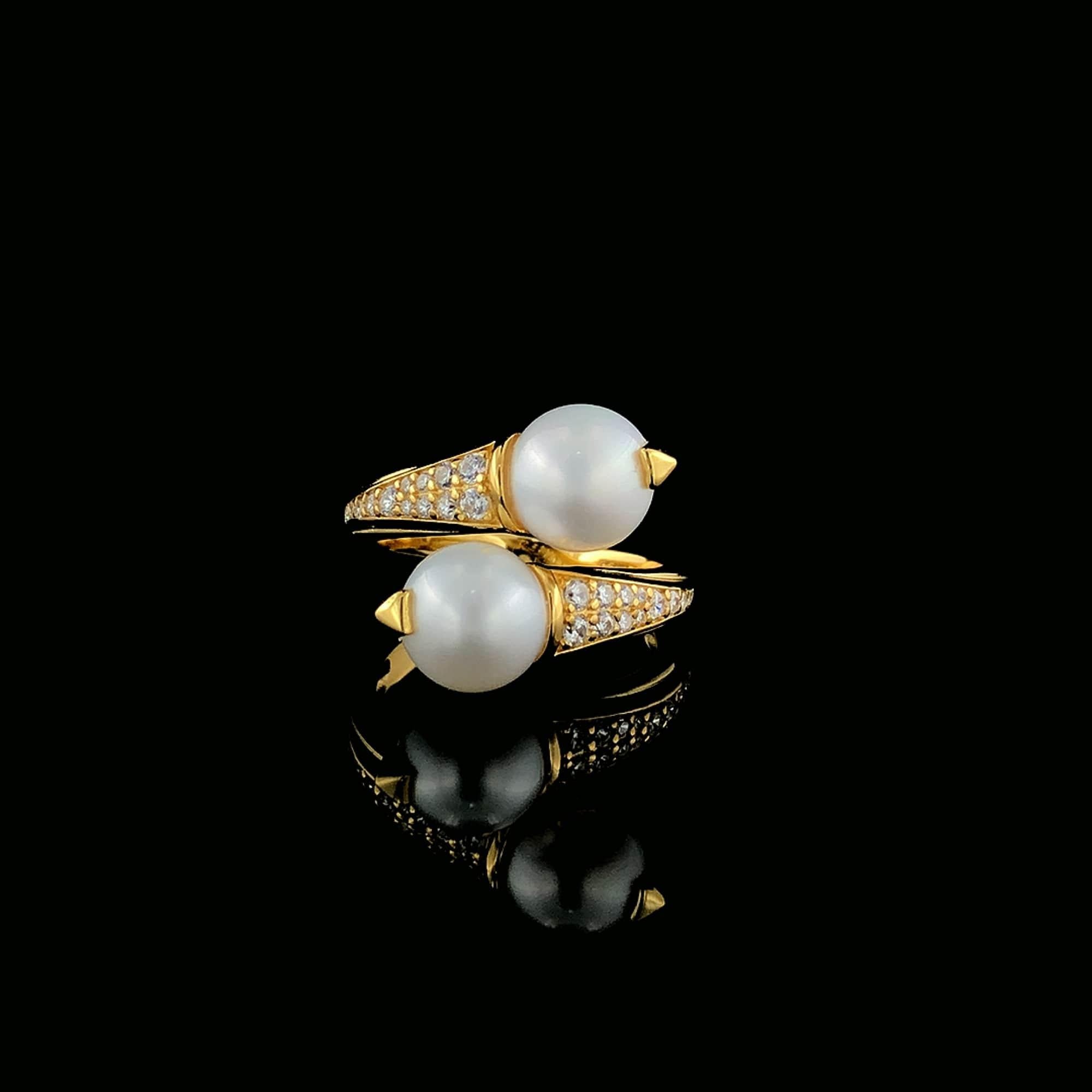 Dieser exquisite offene Designer-Ring ist ein wahres Meisterwerk an Eleganz und Raffinesse. Dieser mit Präzision und Liebe gefertigte Ring ist so gestaltet, dass er fesselt und verzaubert.
Wesentliche Merkmale:
1. Zwei glänzende Süßwasserperlen: